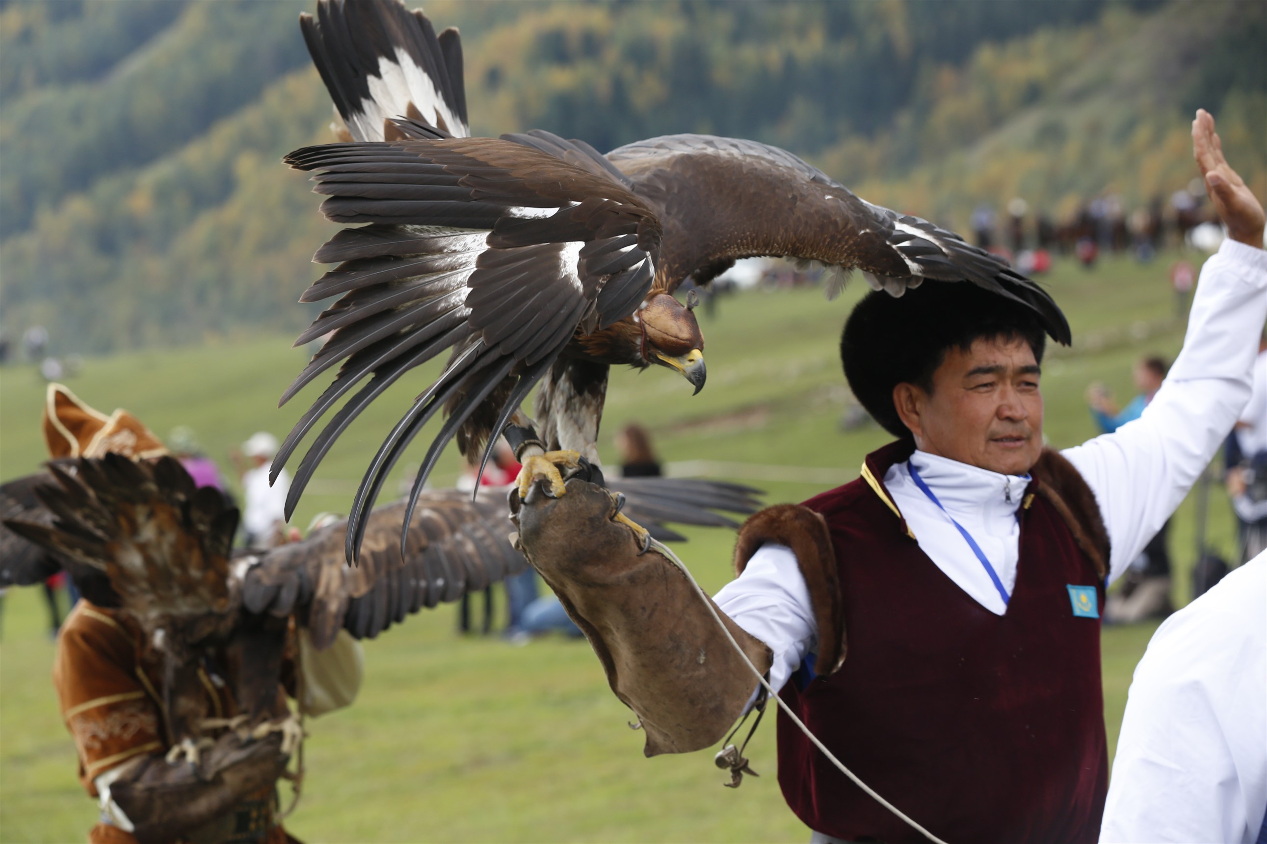 A hagyományos vadászat szám egyik versenyzője a sólymával Csolpon-Atában, a versenyek harmadik napján (Fotó: Roman Gainanov / NurPhoto / AFP)