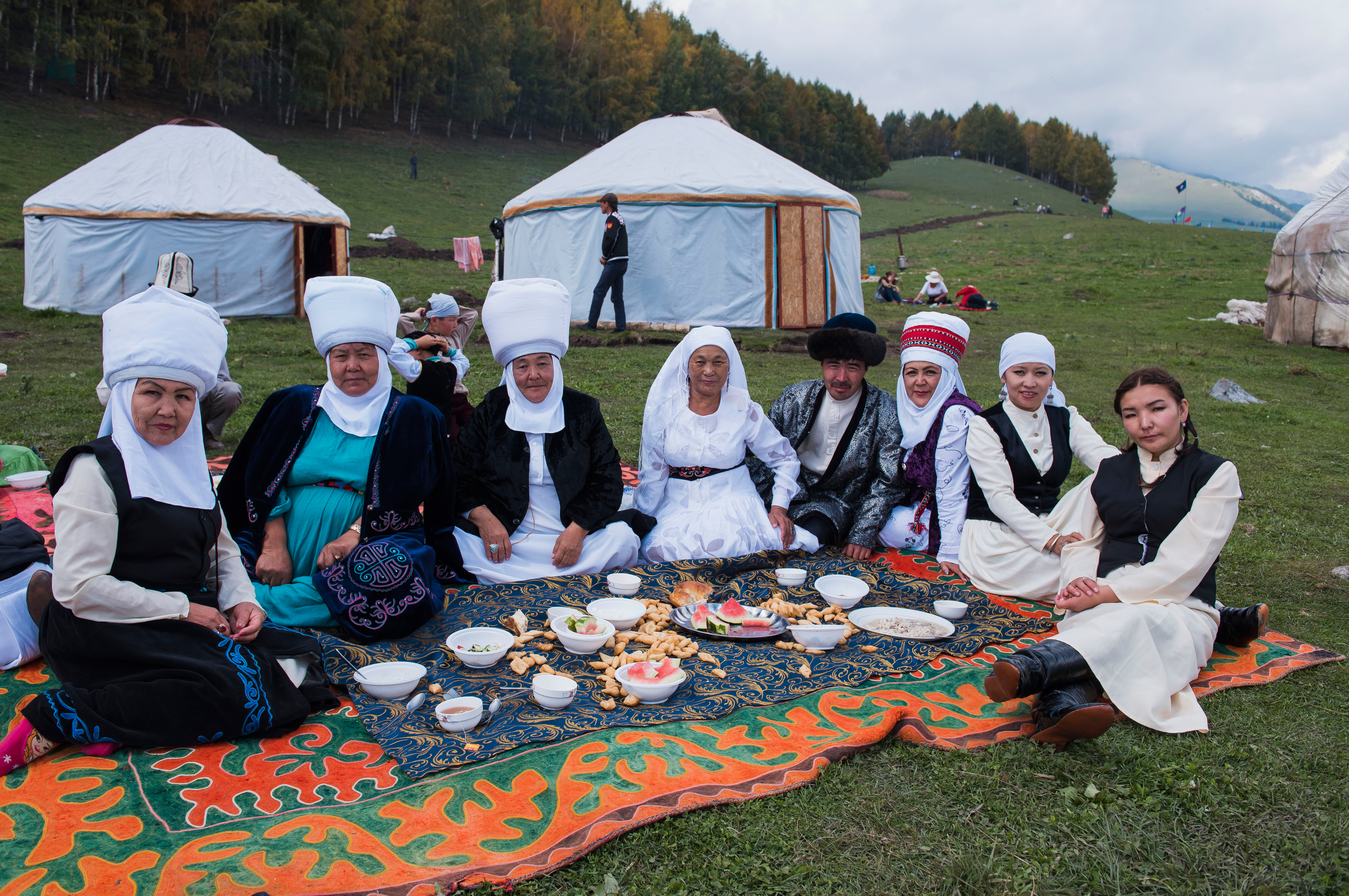 Asszonyok ebédelnek a játékok első napján (Fotó: Tabyldy Kadyrbekov / Sputnik / AFP)