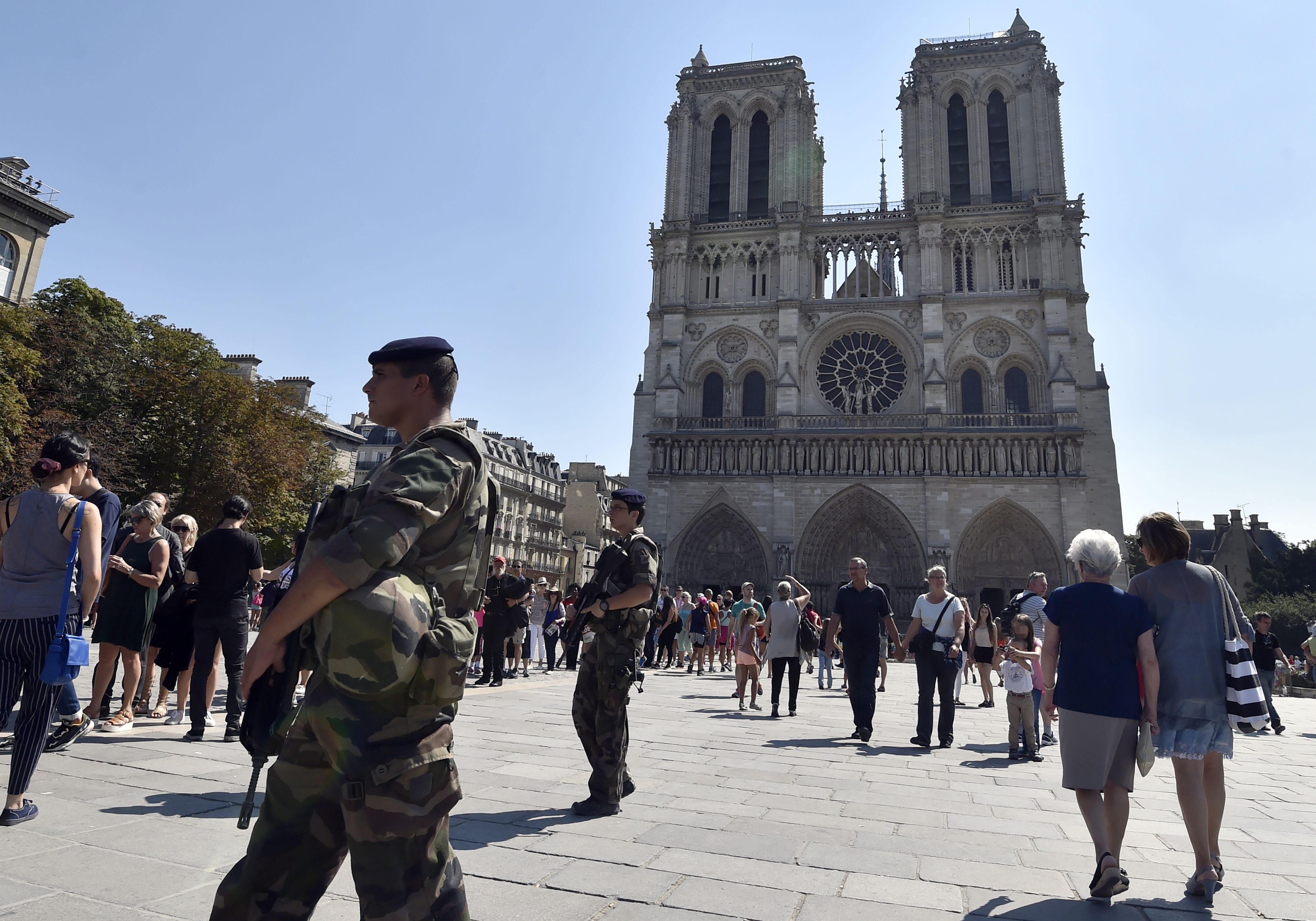 Meglőtték a férfit, aki kalapáccsal támadt rendőrökre a Notre-Dame közelében