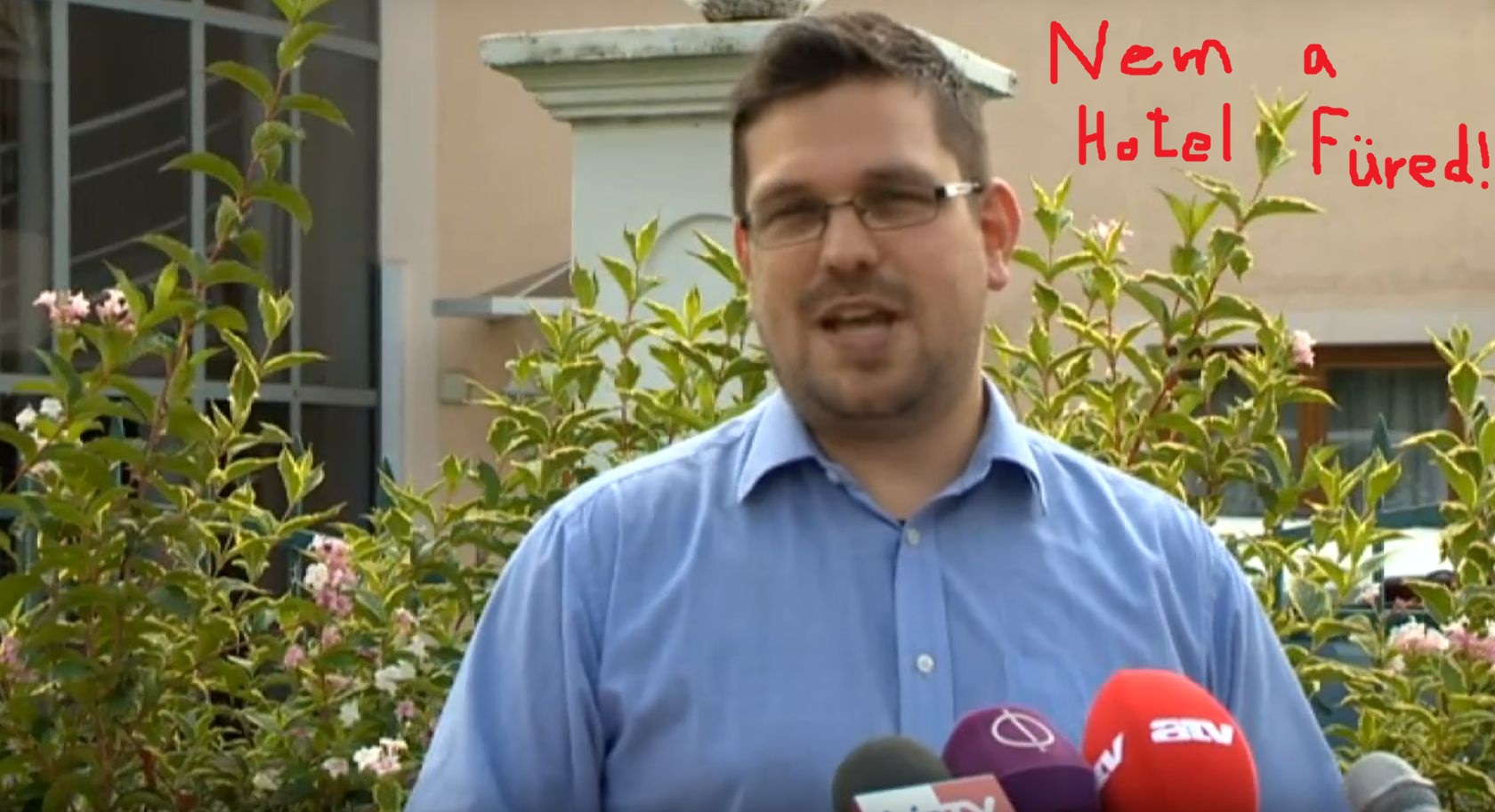 Munkában a kőkemény ellenzék: rossz szálloda előtt tartott sajtótájékoztatót Balatonfüreden az MSZP