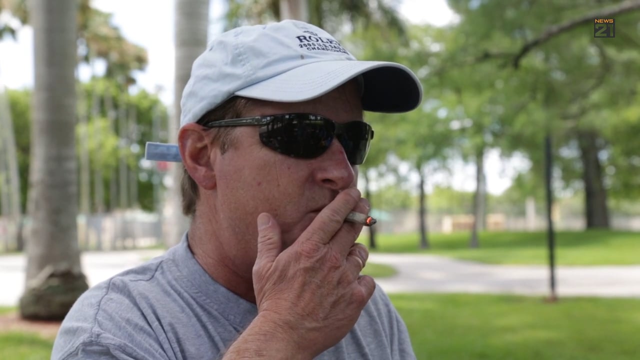 Ez a férfi azért élhet, mert 34 éve napi 10 füves cigit kap az amerikai kormánytól