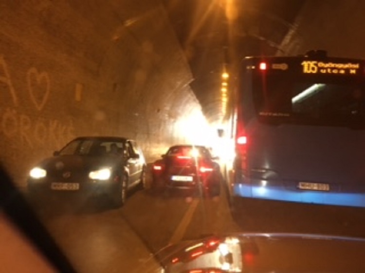 Bedugult az egész alagút, amikor egy porschés bosszút akart állni egy BKV-buszon