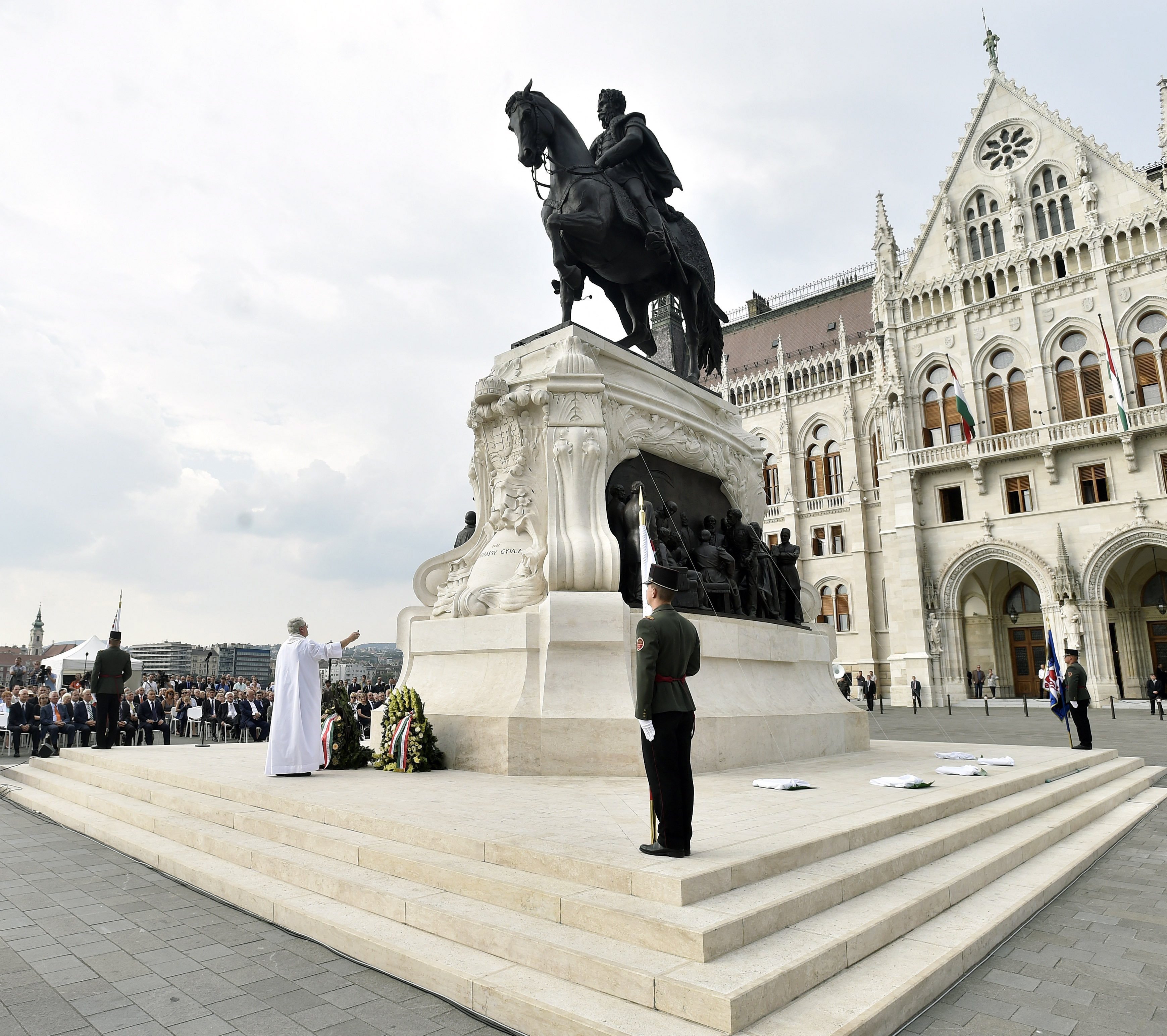 Felavatták a Kossuth téri Andrássy Gyula-szobrot