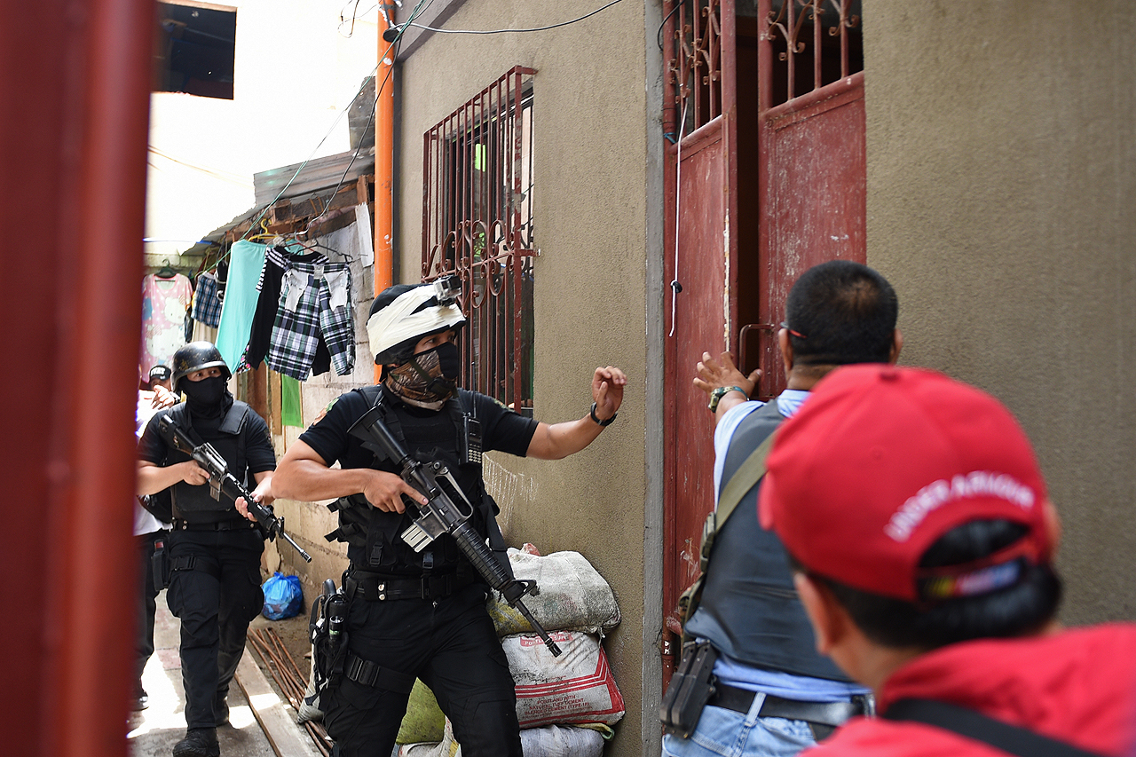 Drogellenes razzia Manilában. AFP PHOTO / TED ALJIBE