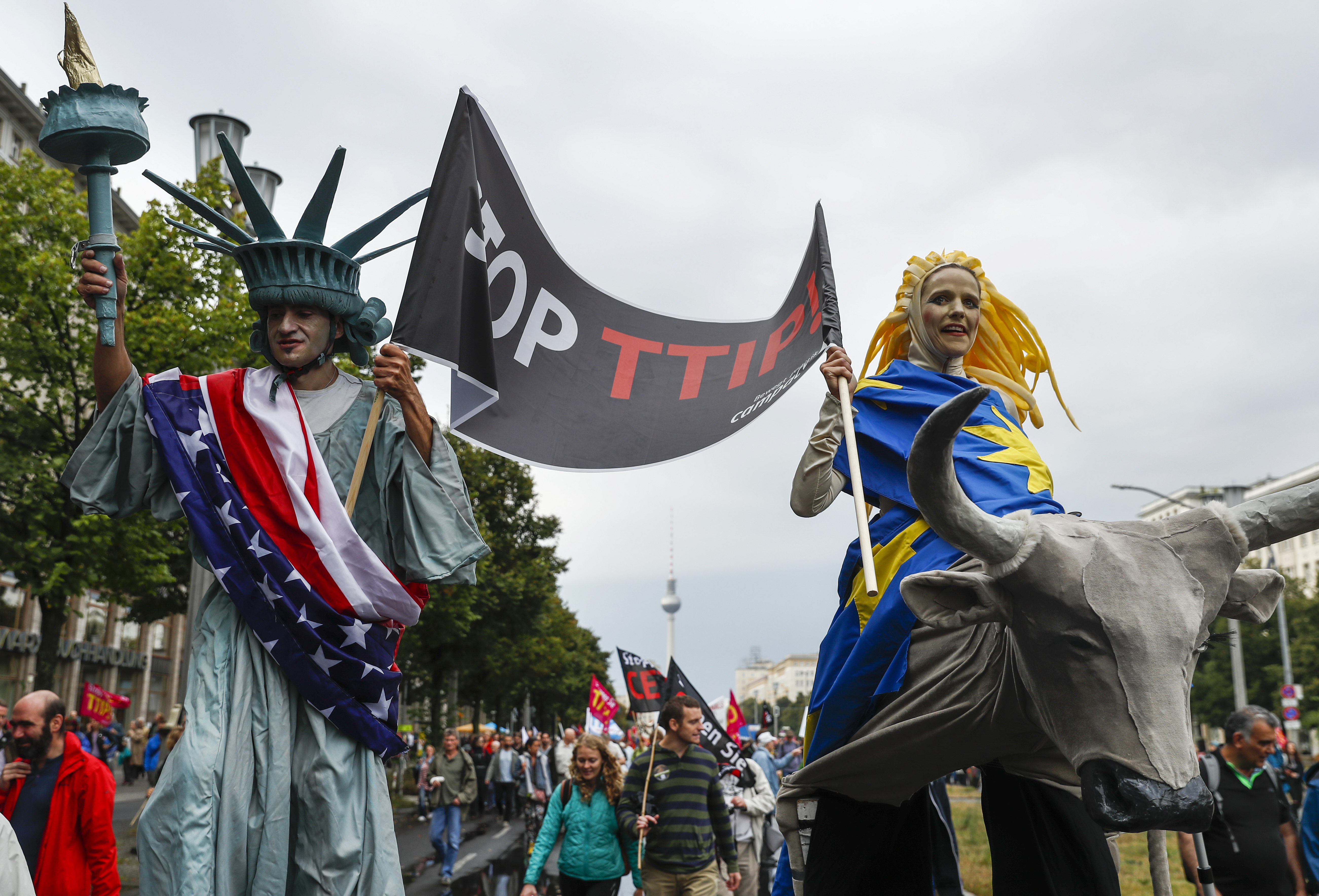 Tízezrek tüntettek az EU szabadkereskedelmi egyezményei ellen Németországban