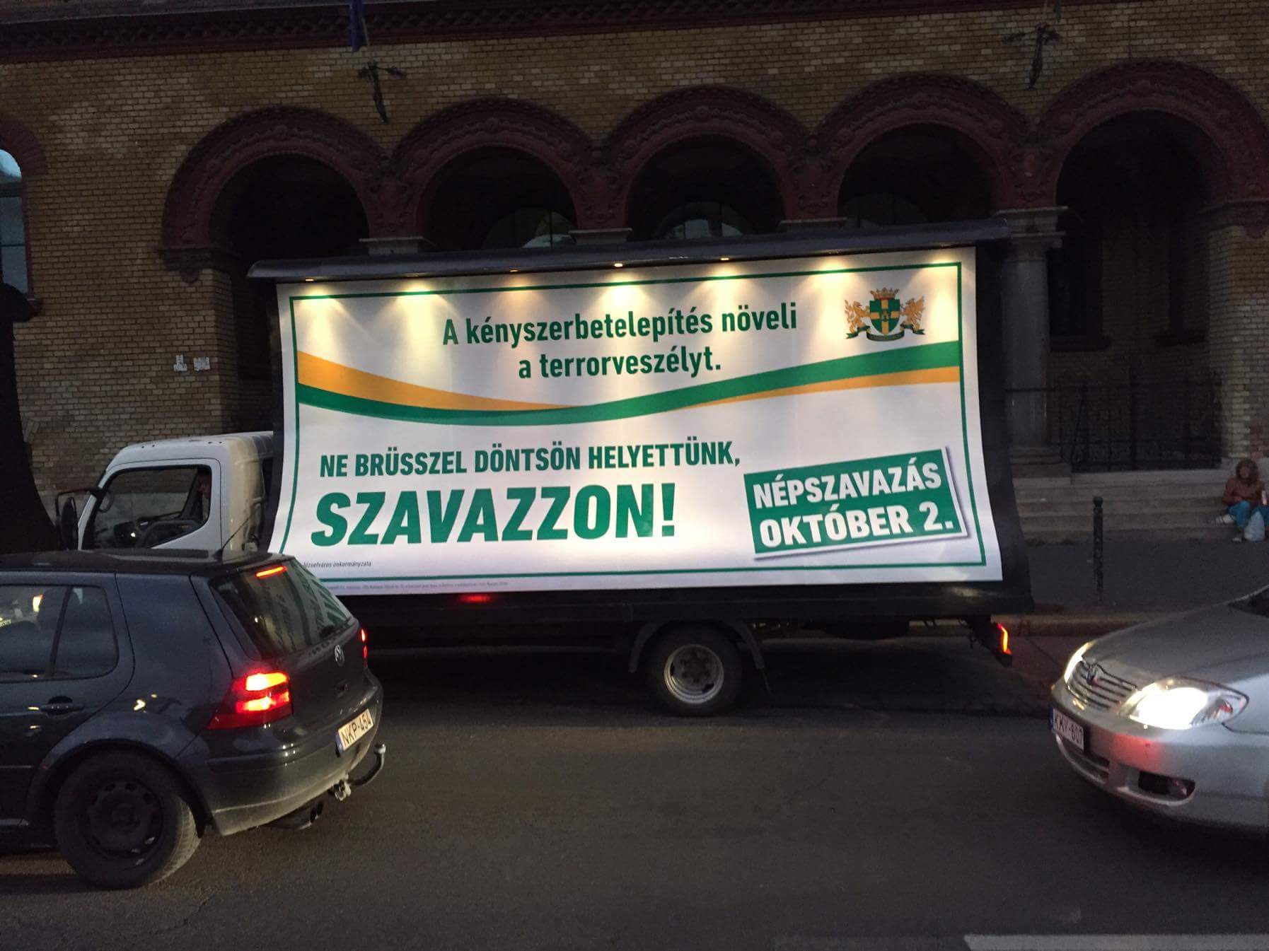 Kocsis Máté önkormányzata külön bejáratú plakátokkal állt bele a kampányba