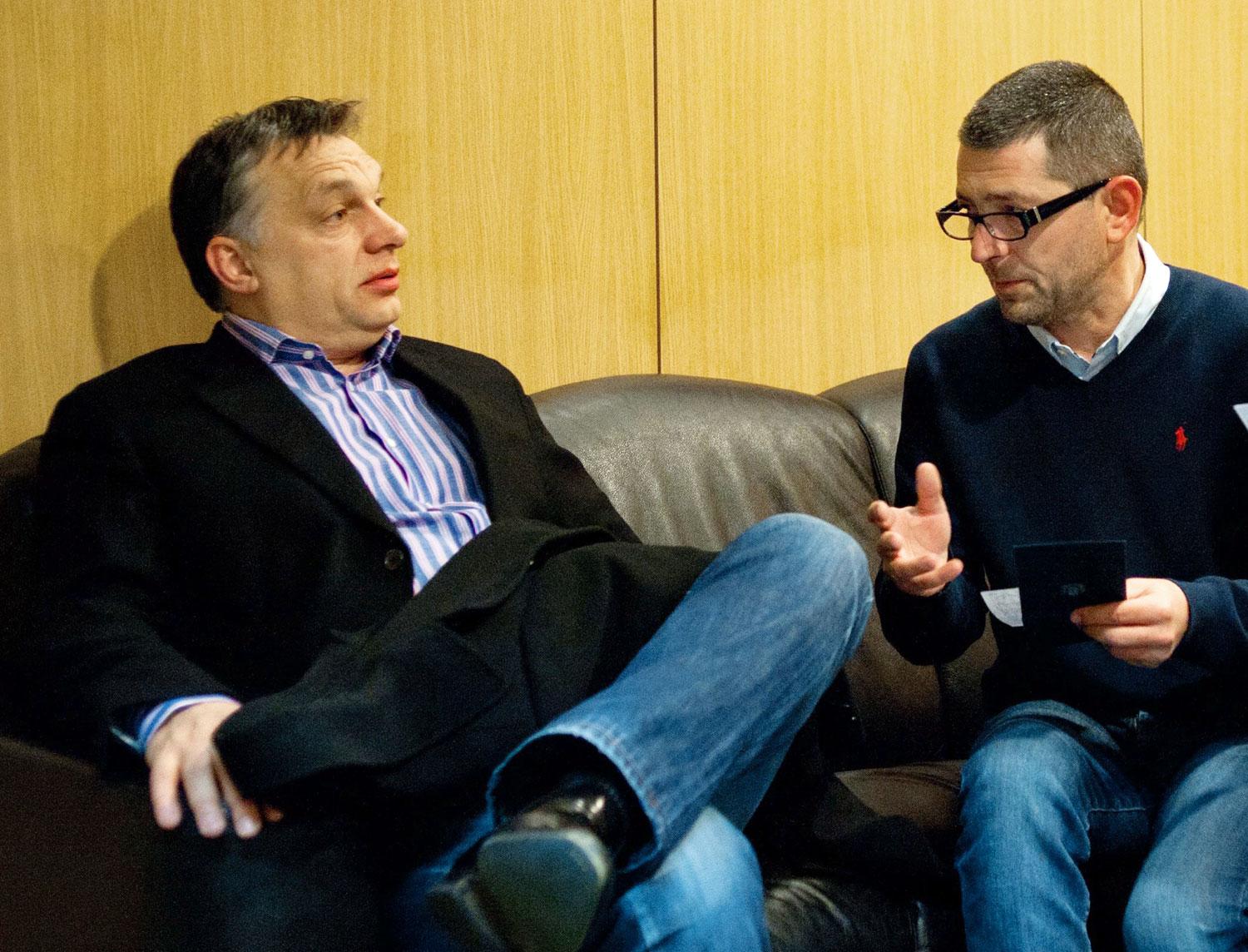 Orbán Viktor és Várhegyi Attila, az MTVA legbefolyásosabb háttérembere egy szokásos pénteki rádióinterjú előtt.