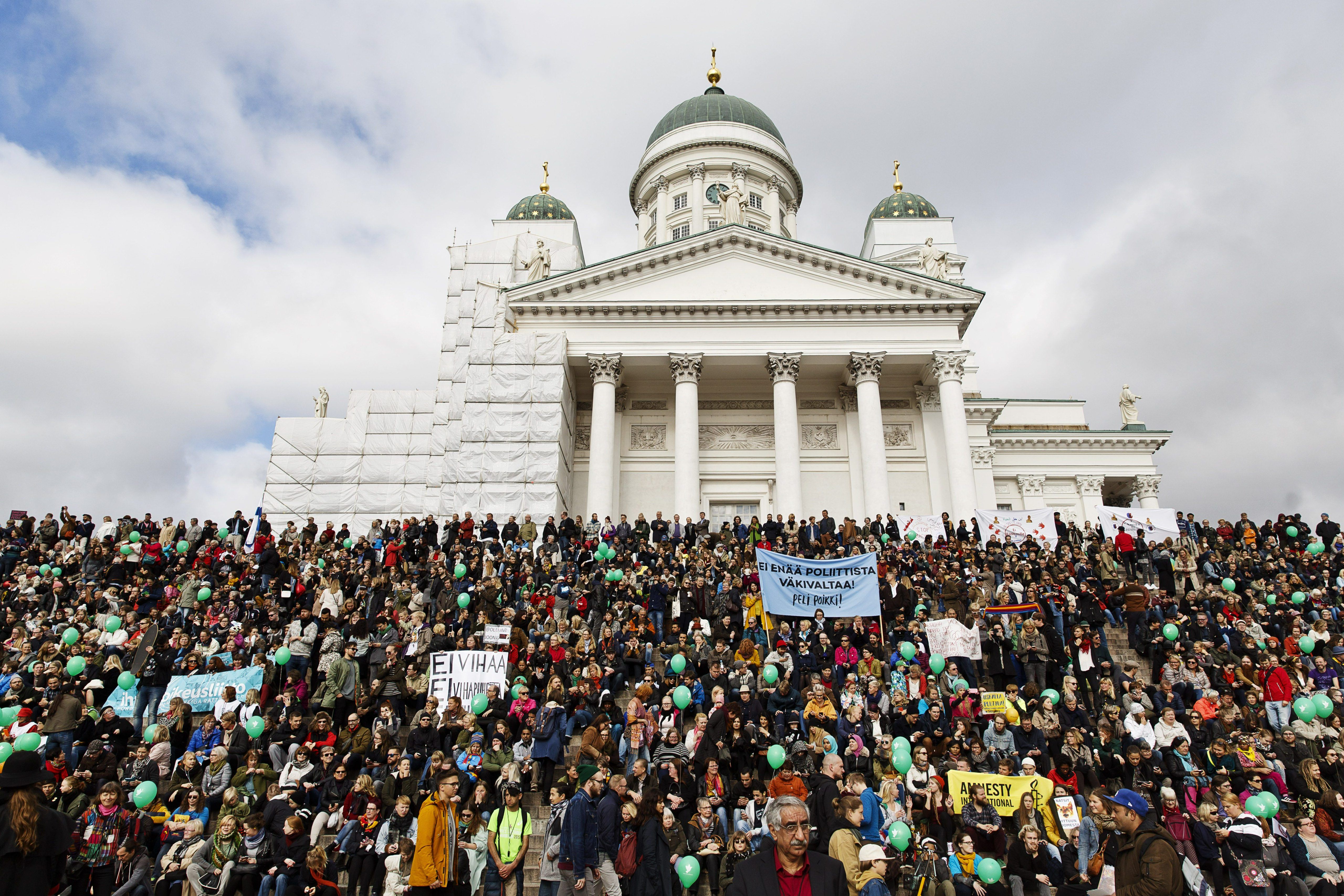 Tizenötezren tüntettek Helsinkiben a rasszizmus ellen egy neonáci gyilkosság után