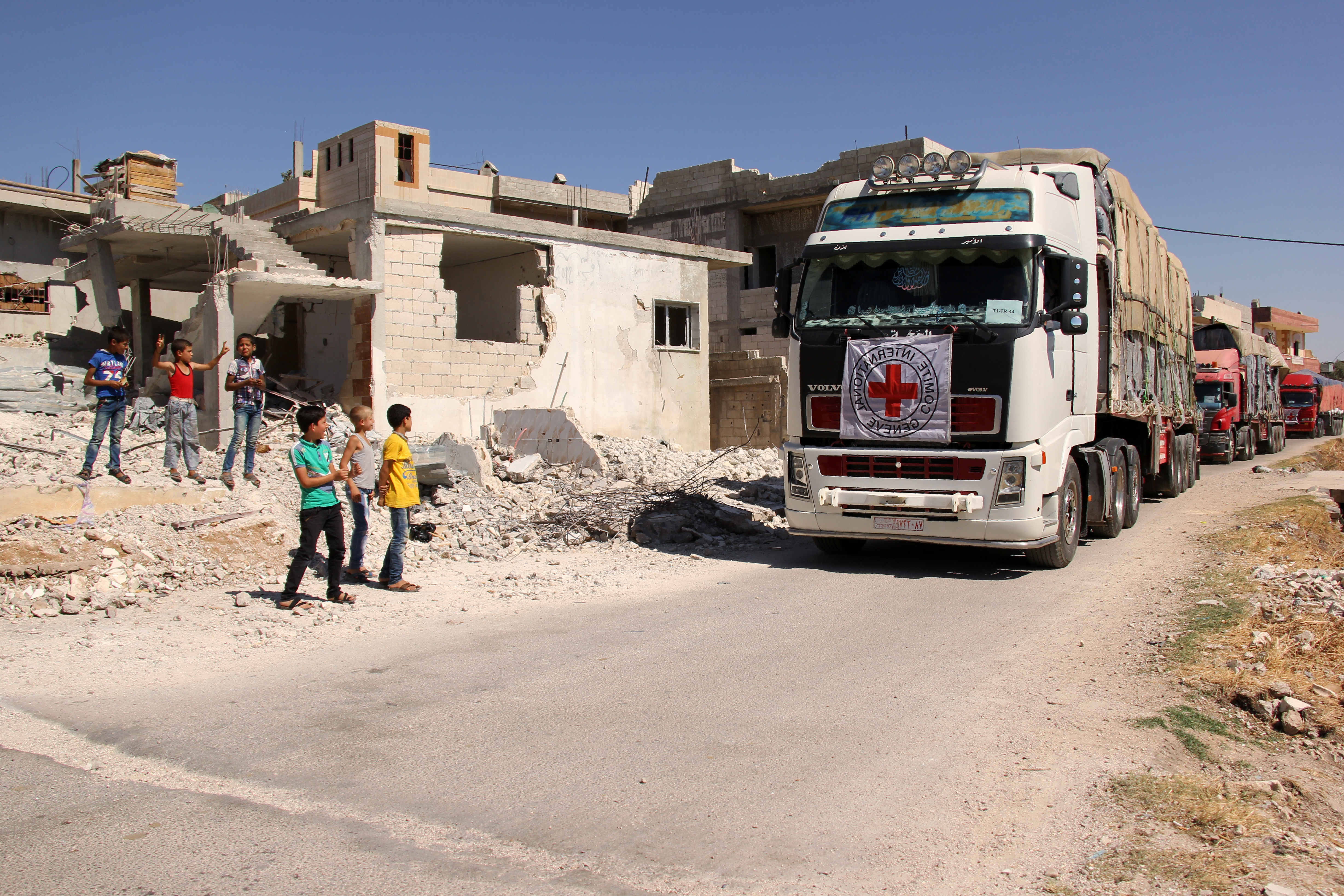 Fél év után sikerült végre segélyszállítmányt juttatni Damaszkusz térségébe