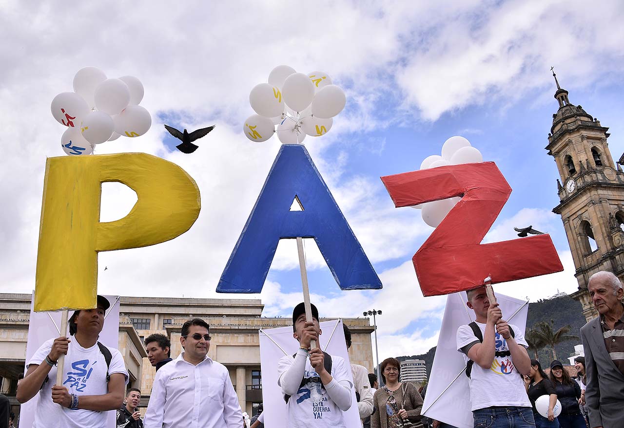 A békét ünneplik Bogotában. AFP PHOTO / GUILLERMO LEGARIA