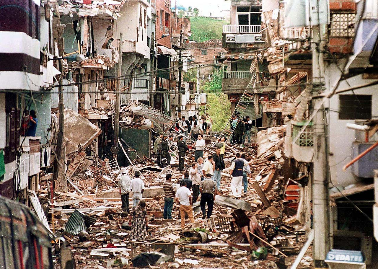 A FARC bombatámadása után 2000-ben a kolumbiai Granadában. AFP PHOTO / DANIEL MUNOZ