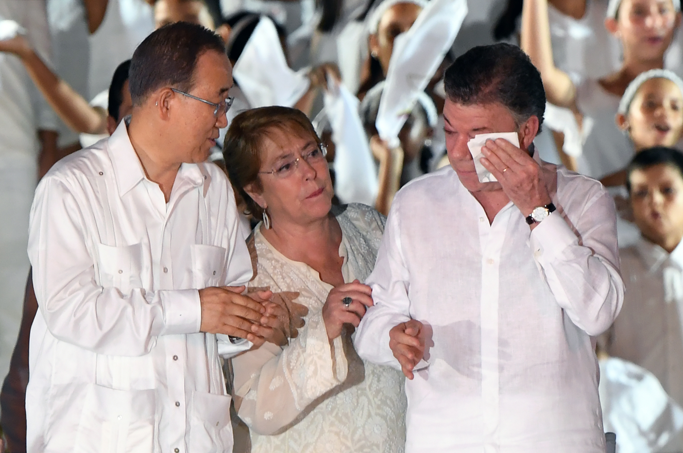 Ban Ki-Mún, Michelle Bachelet chilei elnök és a meghatódott Santos. AFP PHOTO / Luis ACOSTA
