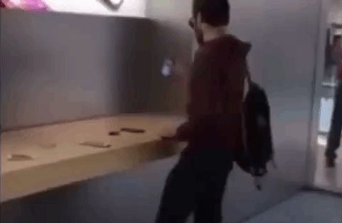 Pétanque-golyóval tört-zúzott egy vásárló a dijoni Apple Store-ban