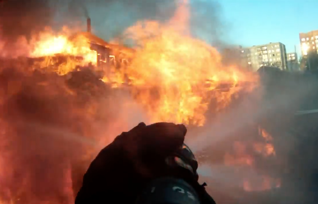 GoPróval ment tüzet oltani egy omszki tűzoltó, kemény videó a végeredmény