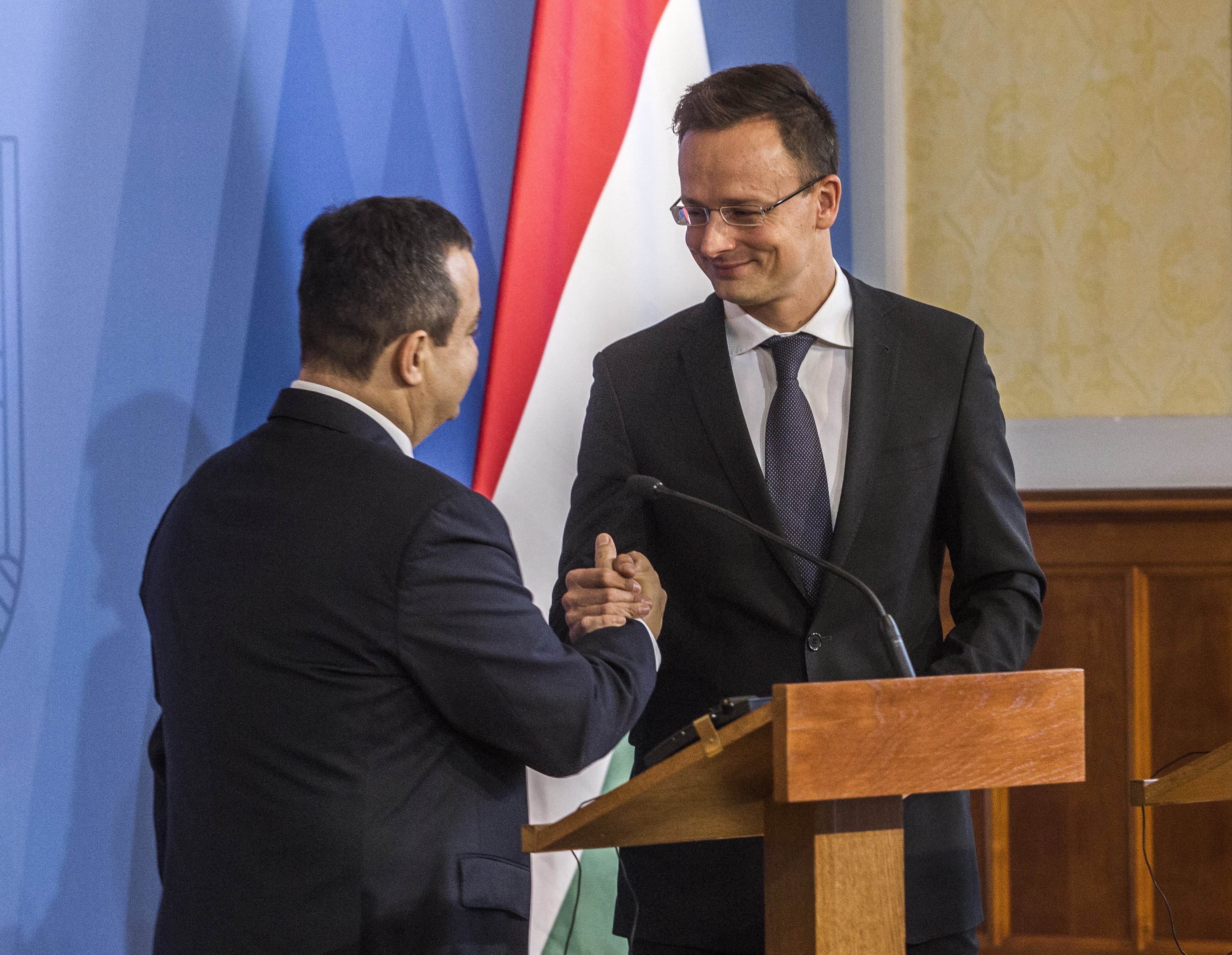 Szijjártó Péter külgazdasági és külügyminiszter (j) és Ivica Dacic szerb külügyminiszter kezet fog sajtótájékoztatójukon a Külgazdasági és Külügyminisztériumban (Fotó: Szigetváry Zsolt / MTI)