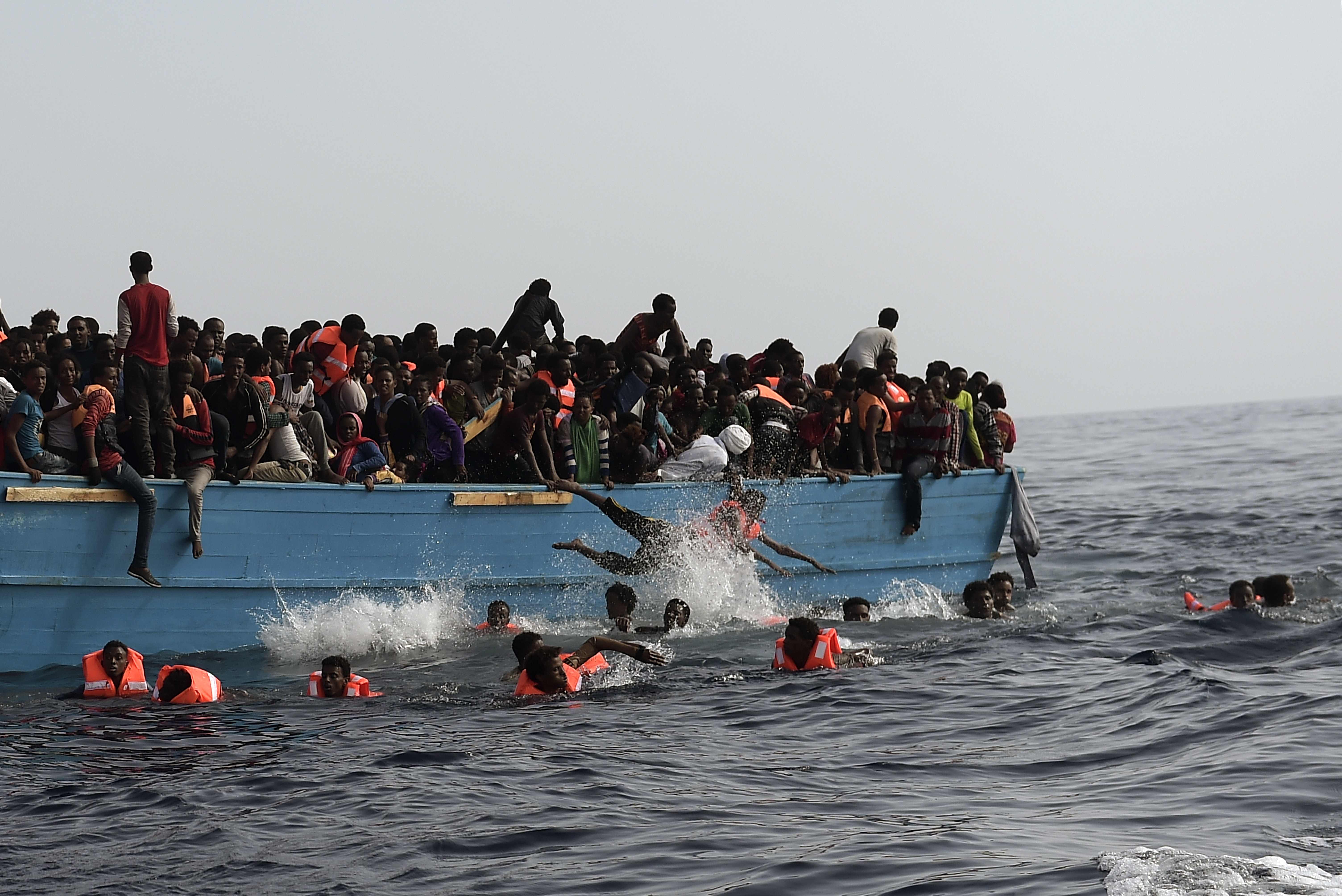 Financial Times: Az Európai Bizottság fejenként 6000 eurót fizetne a Földközi-tengerből kimentett menedékkérők befogadásáért