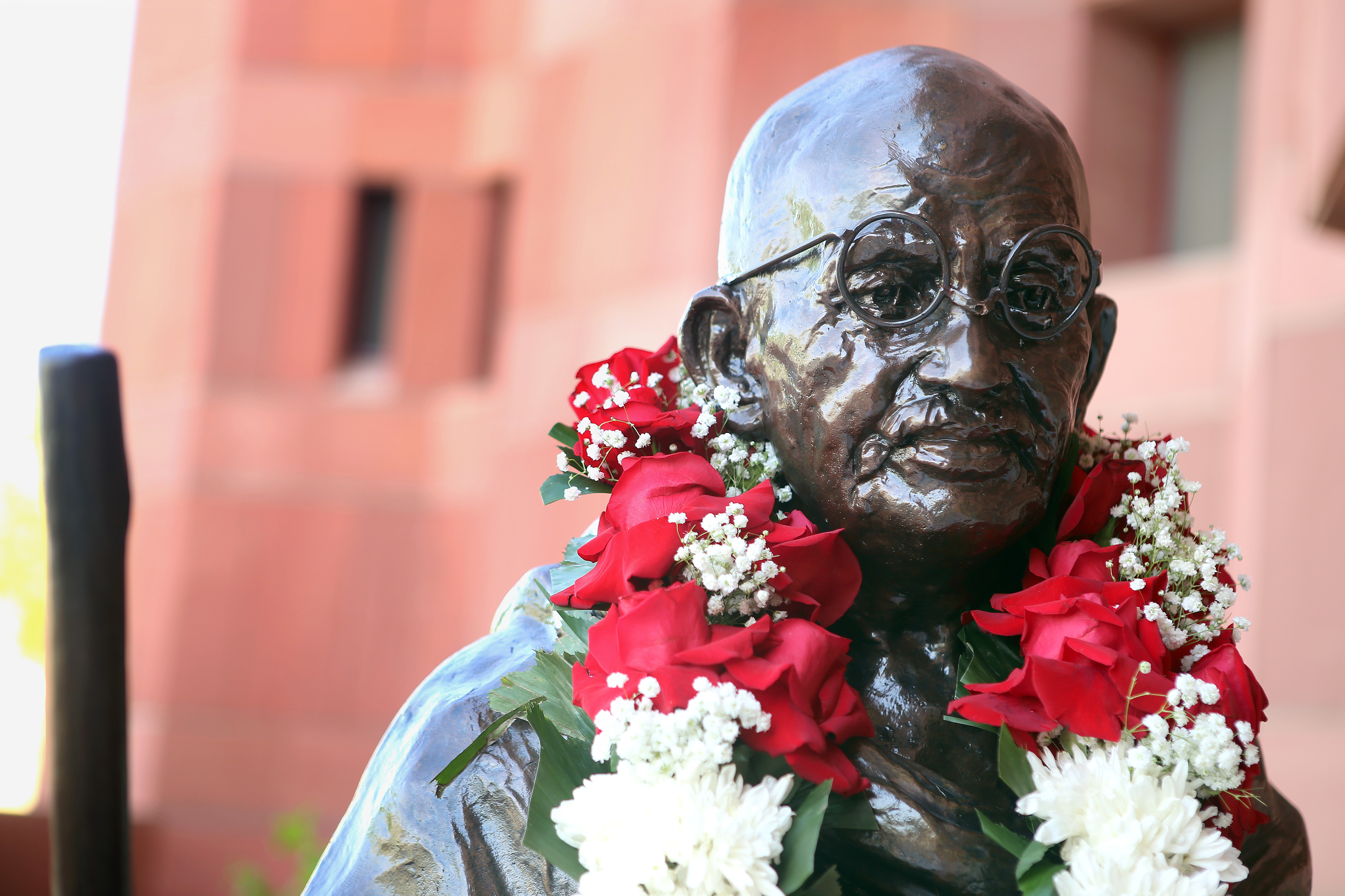 Túl rasszistának tartják Gandhit, ezért el akarják vinni a szobrát a Ghánai Egyetemről