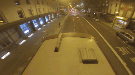 Retteget ma már? Ha nem, akkor nézze végig, milyen egy londoni emeletes busz tetején szörfözni