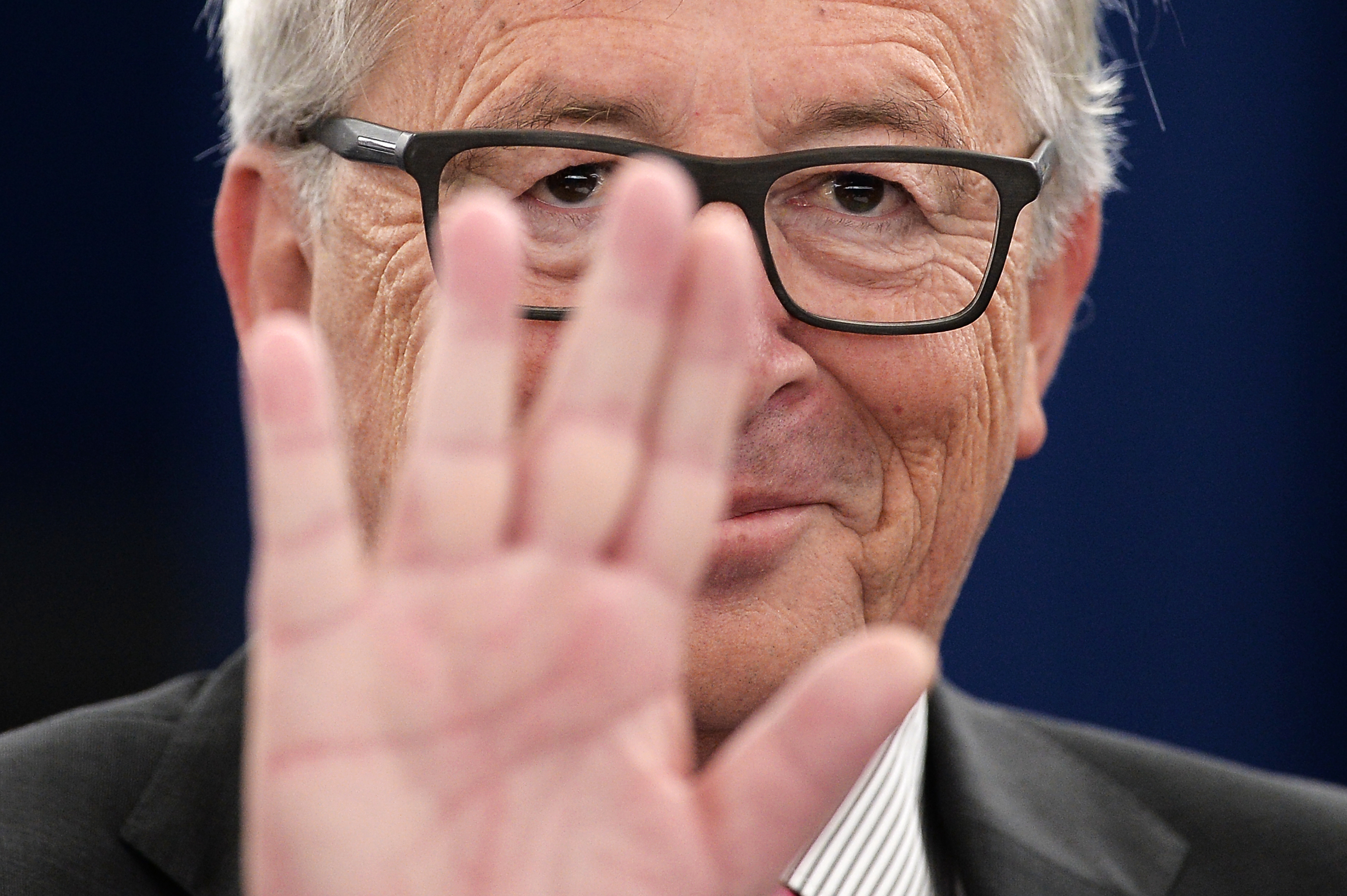 Juncker sajtótájékoztató közben: A feleségem hív telefonon, ja nem, Angela Merkel