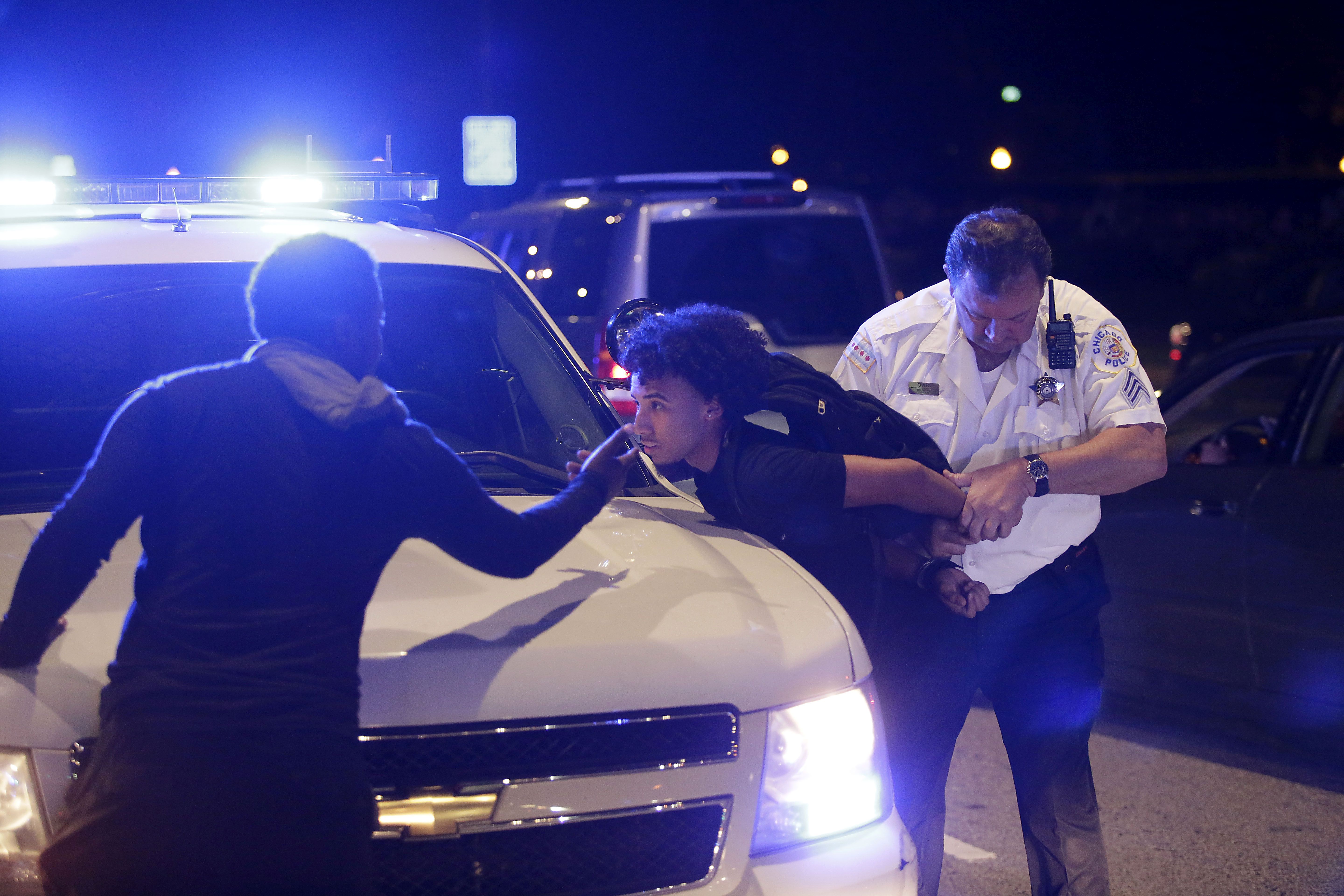 Csak azért, mert csavarhúzóval szodomizálta afroamerikai áldozatát, Scott Korhonen még rendőr maradhat Chicagóban