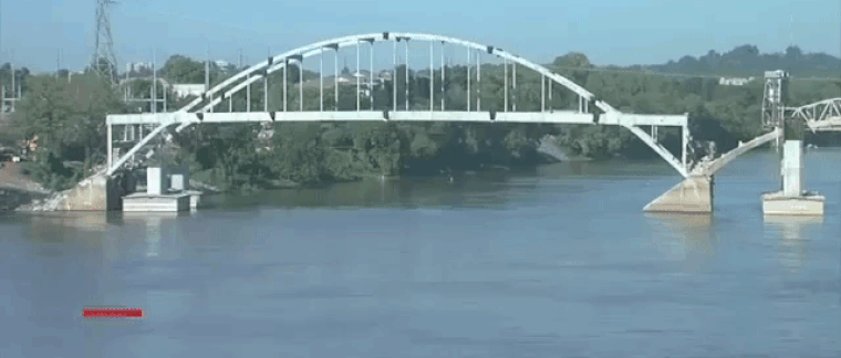 Felrobbantották a százéves hidat, de nem adta meg magát