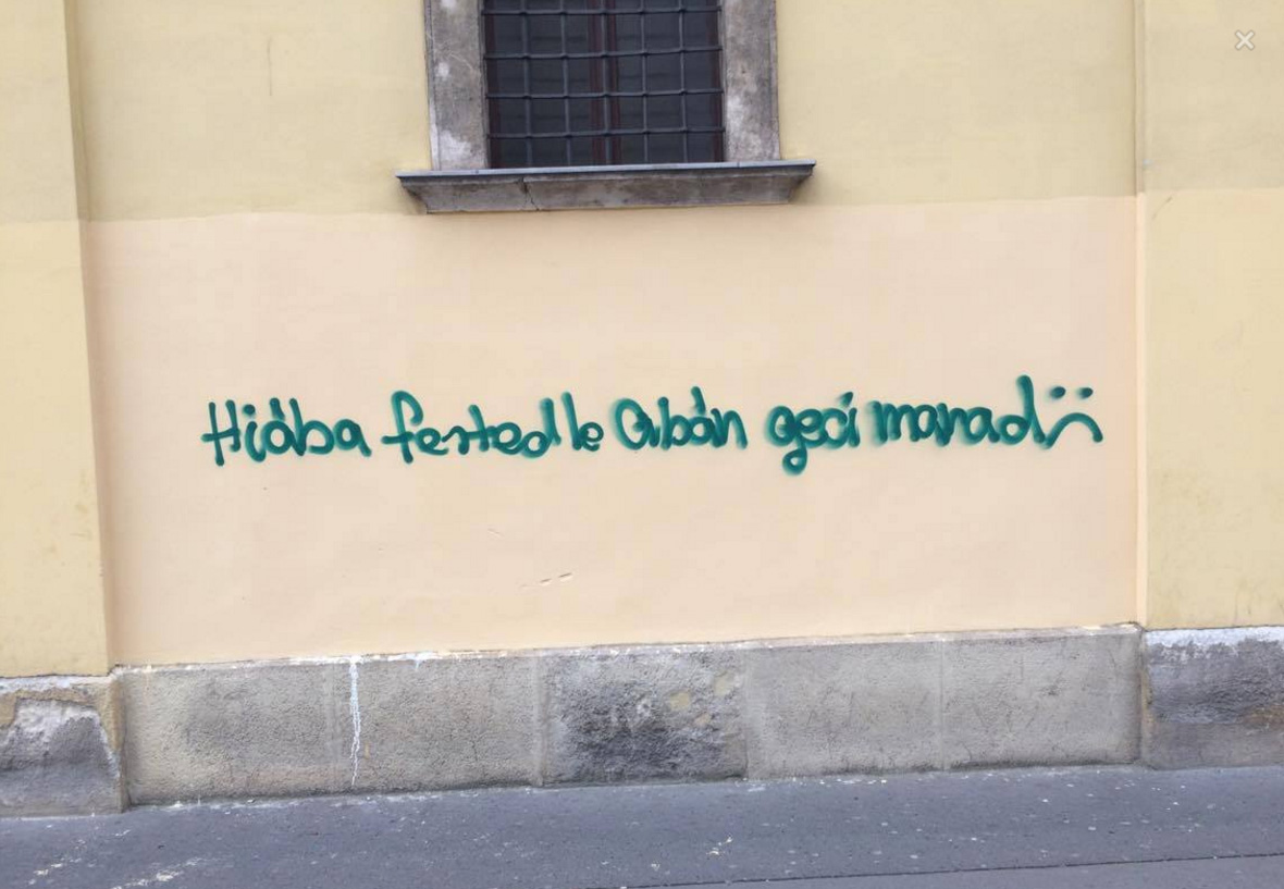 Kegyetlen graffitiháborúba torkollt az orbános felirat lefestése