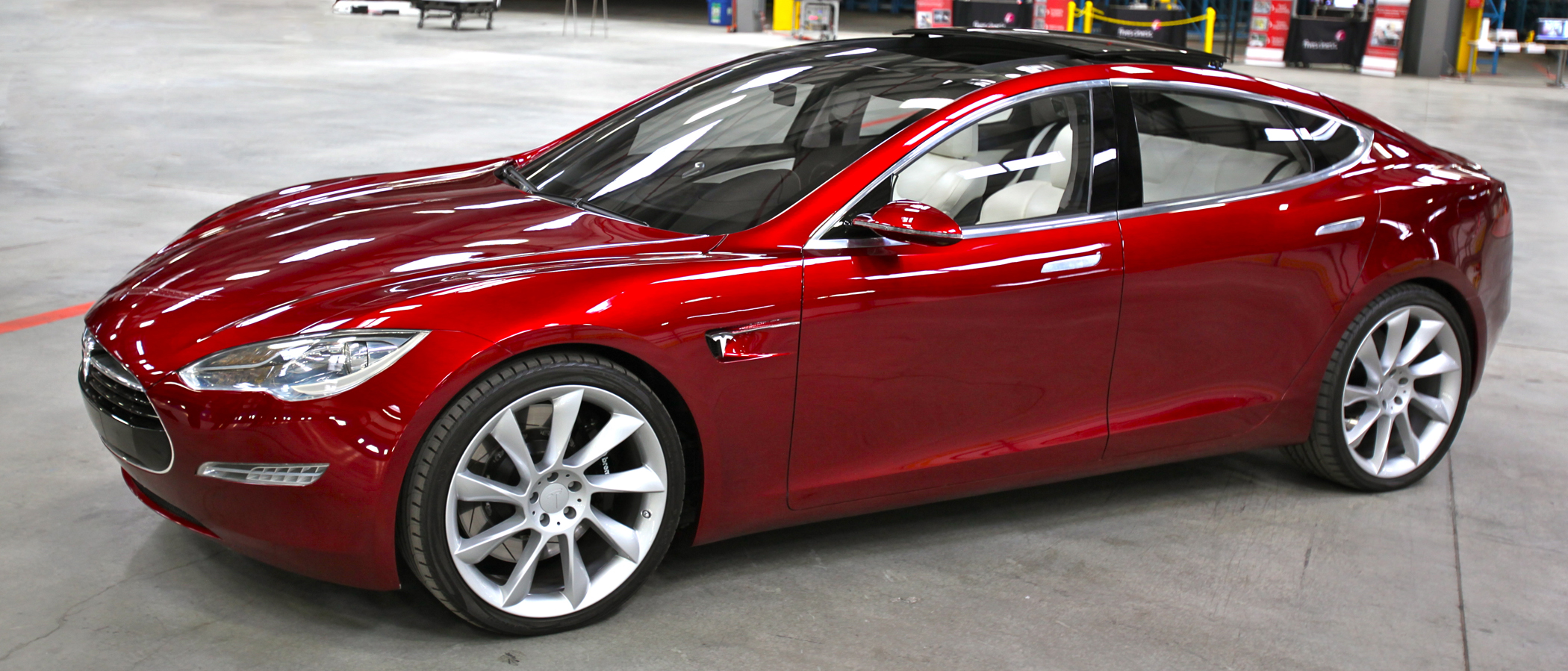 800 német Tesla S-tulajdonosnak kell visszafizetnie az elektromos autójuk után járó 4000 eurós kedvezményt