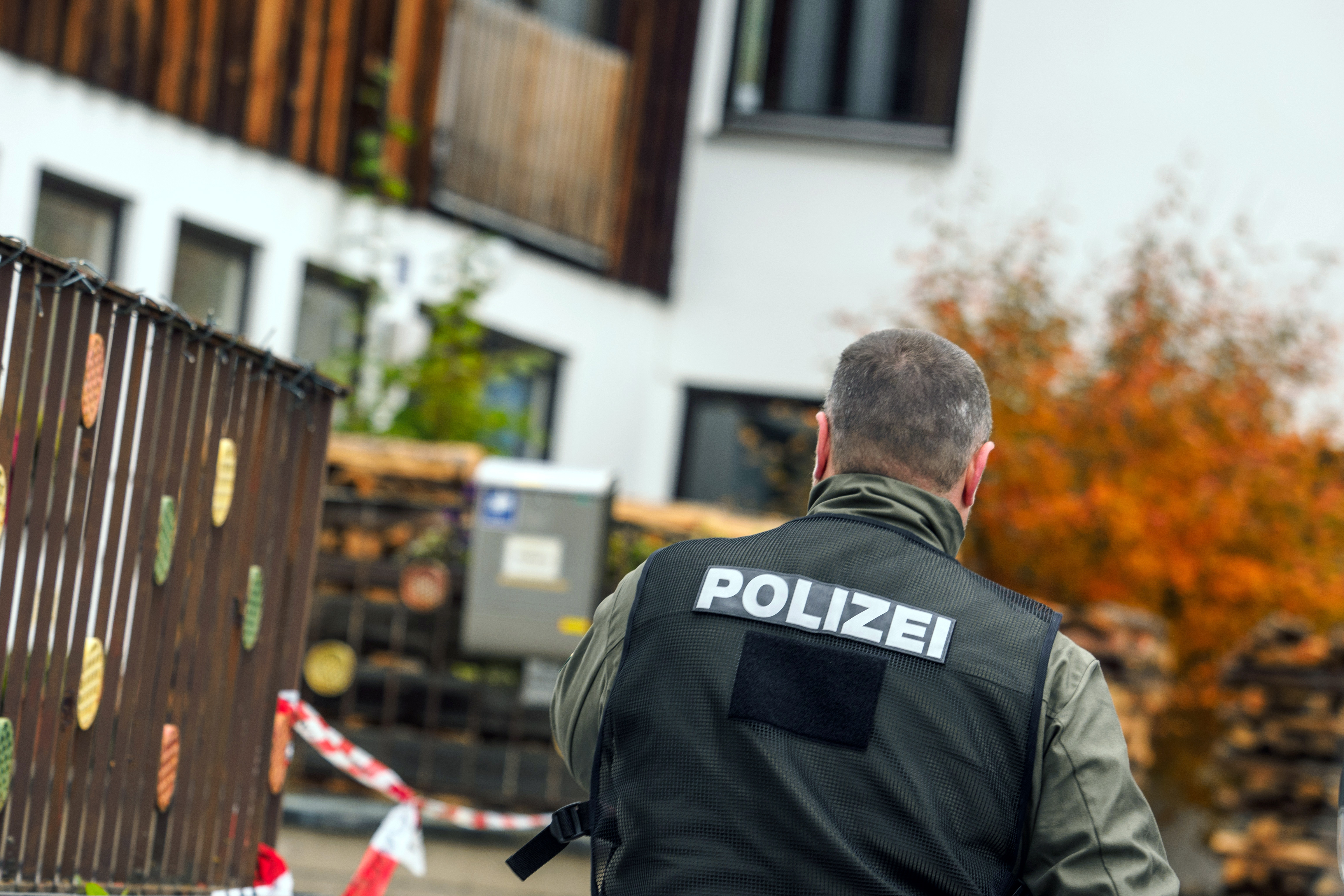 Mégsem halt bele sérüléseibe az egyik rendőr, akire egy szélsőjobboldali férfi lőtt rá Németországban