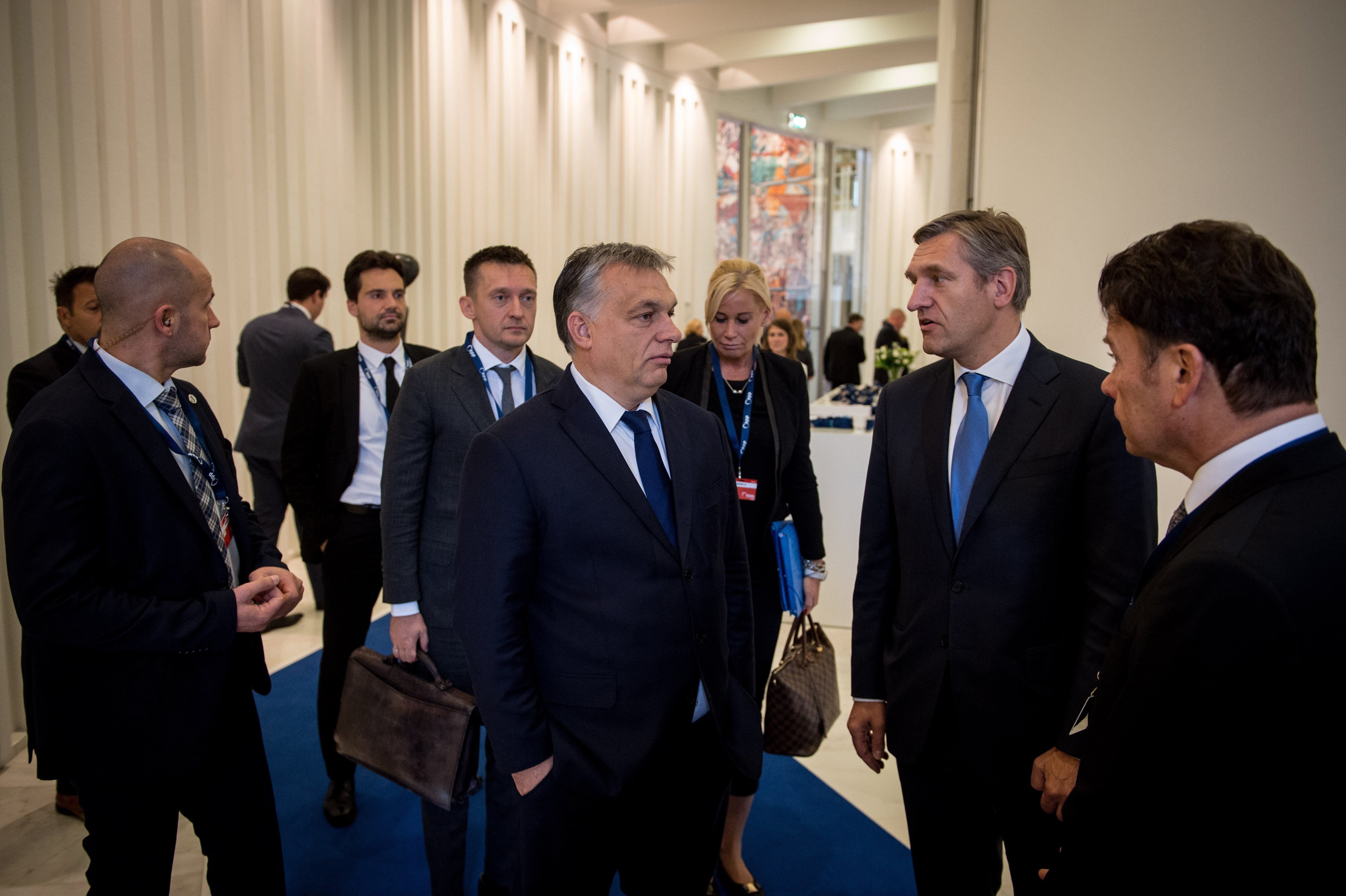 Rogán havi fizetése bruttó 1,3 millió, Orbáné 1,7 millió
