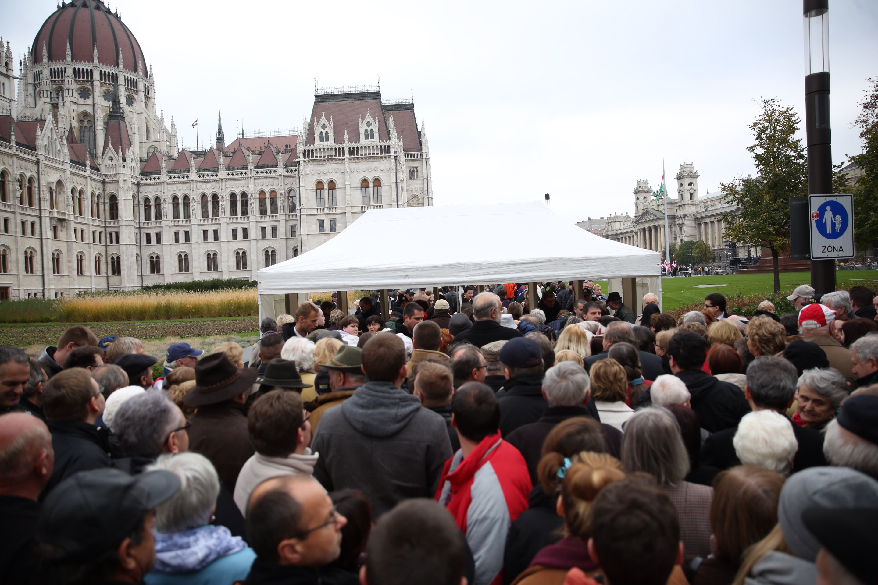 Körbekordonozták a Kossuth teret, komoly beléptetés előzi meg Orbán Viktor beszédét