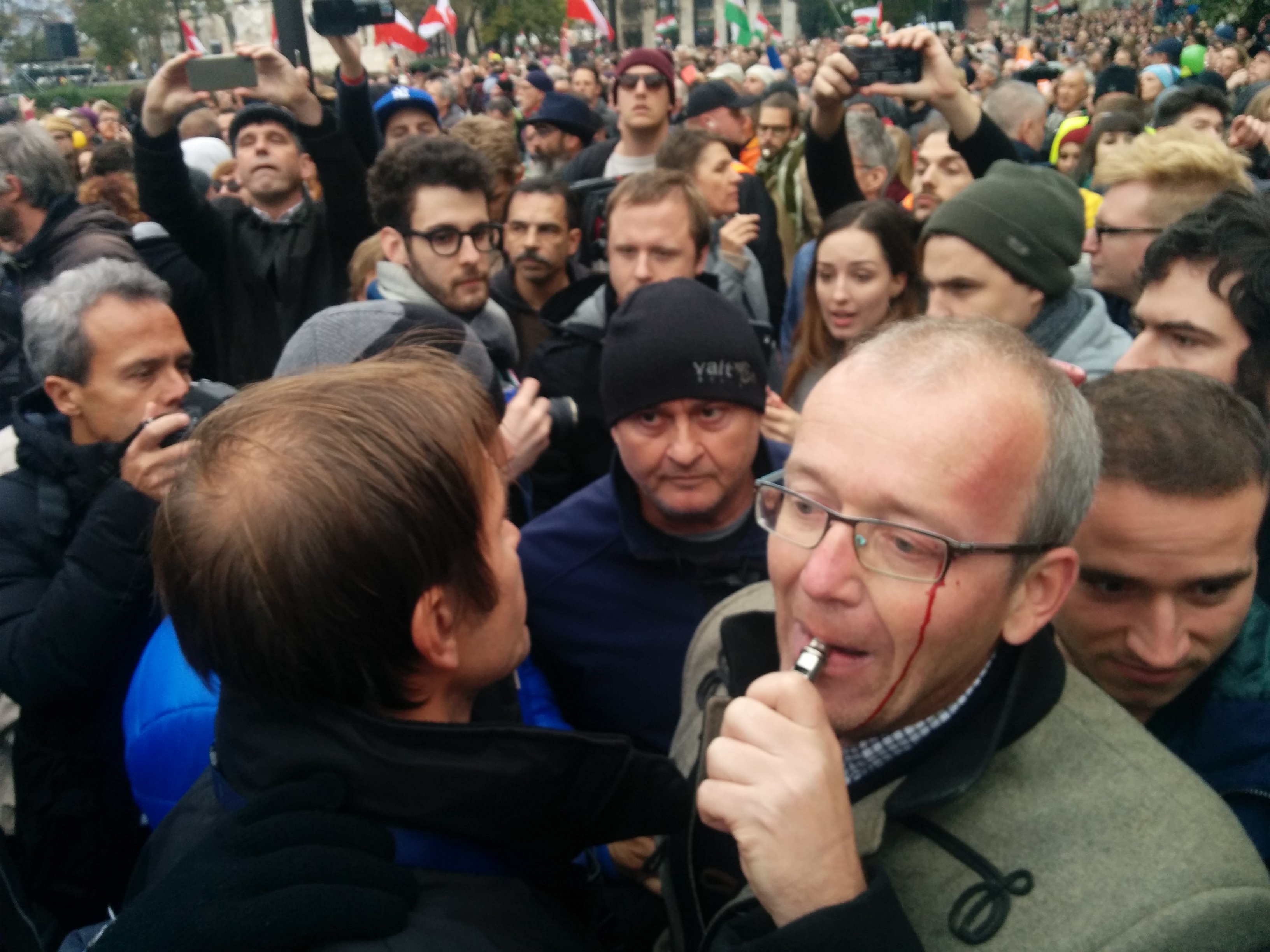 Megütötték a Kossuth téren síppal a szájában tüntető Ungváry Krisztiánt