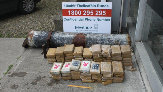 Egy rozsdás torpedóból ötmillió euró értékű kokain került elő Írországban
