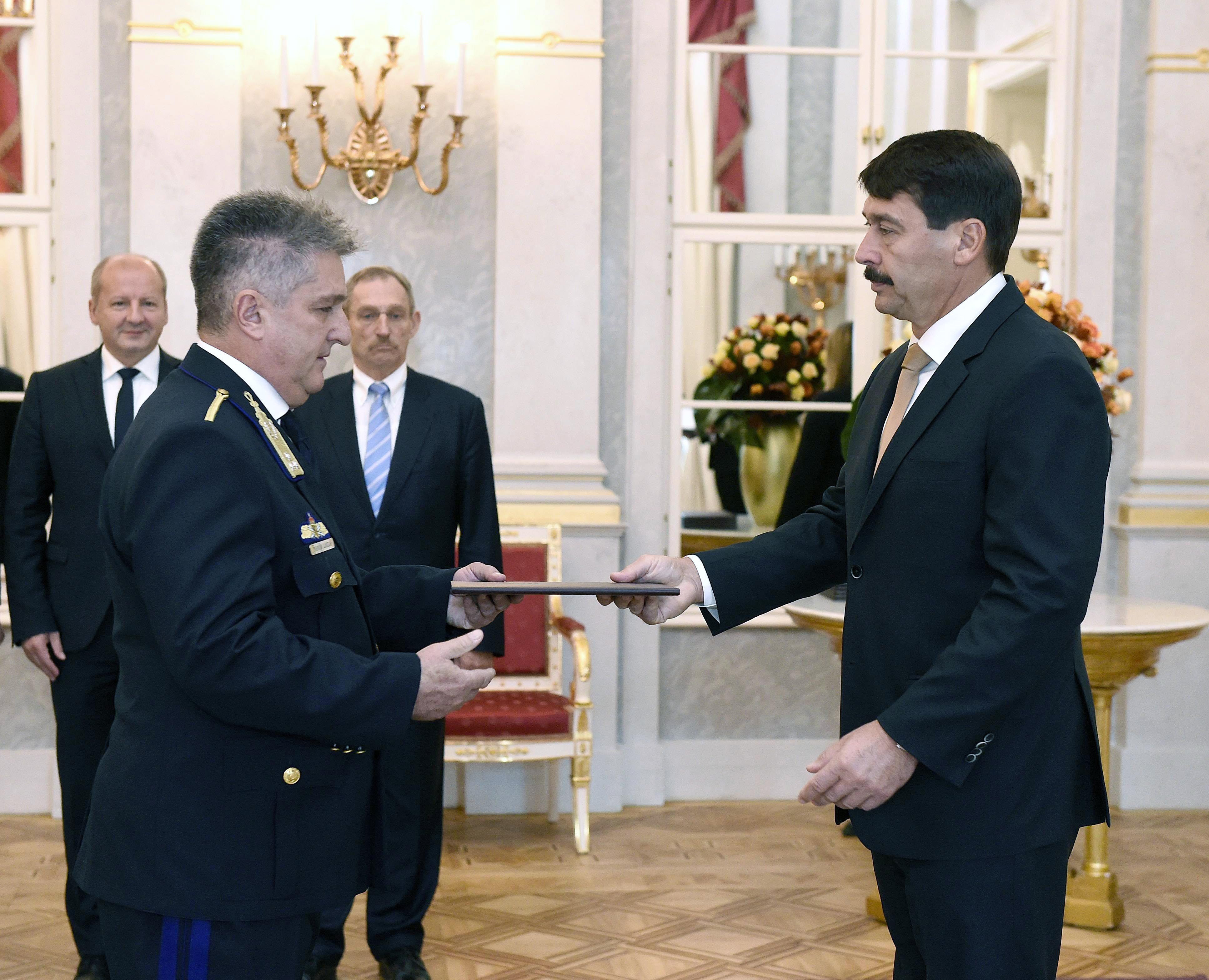 Áder János köztársasági elnök az 1956-os forradalom évfordulója alkalmából rendőr altábornaggyá nevezi ki Tasnádi László rendőr vezérőrnagyot, volt III/II-es operatív tisztet a Sándor-palotában 2016. október 19-én.