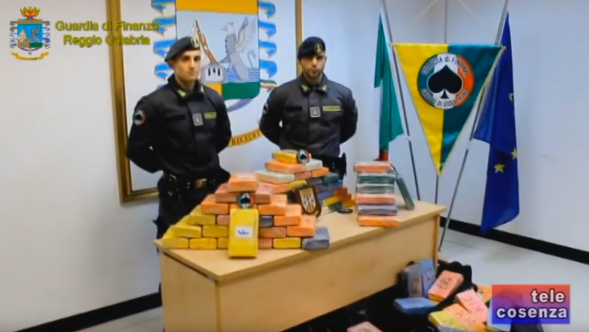 Közel 400 kiló kokaint vontatott maga után egy konténerhajó az olasz partoknál