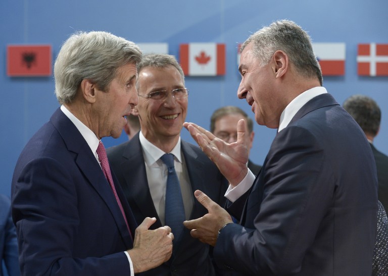 Milo Đukanović az amerikai külügyminiszterrel (balra) és a NATO főfitkárával tárgyal. Fotó: AFP / JOHN THYS