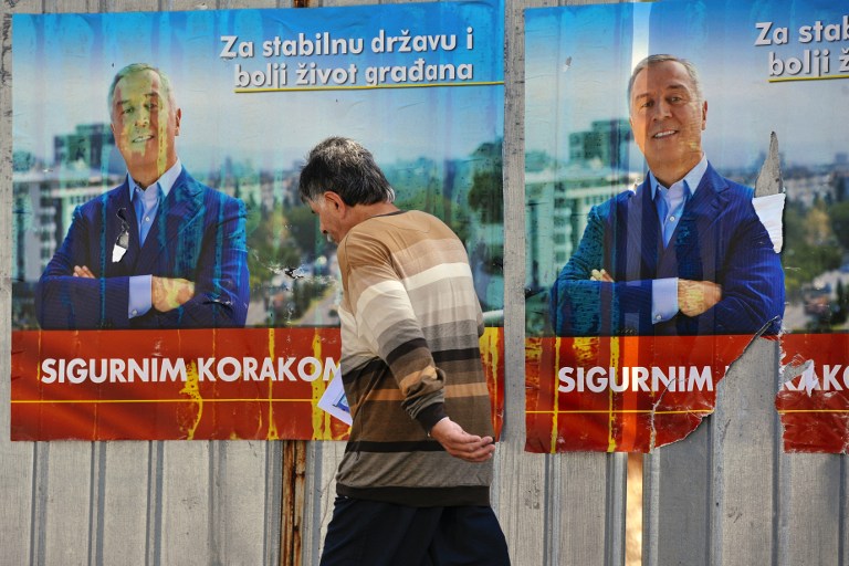 Milo Đukanović választási plakátjai Podgoricában. Fotó: AFP / SAVO PRELEVIC