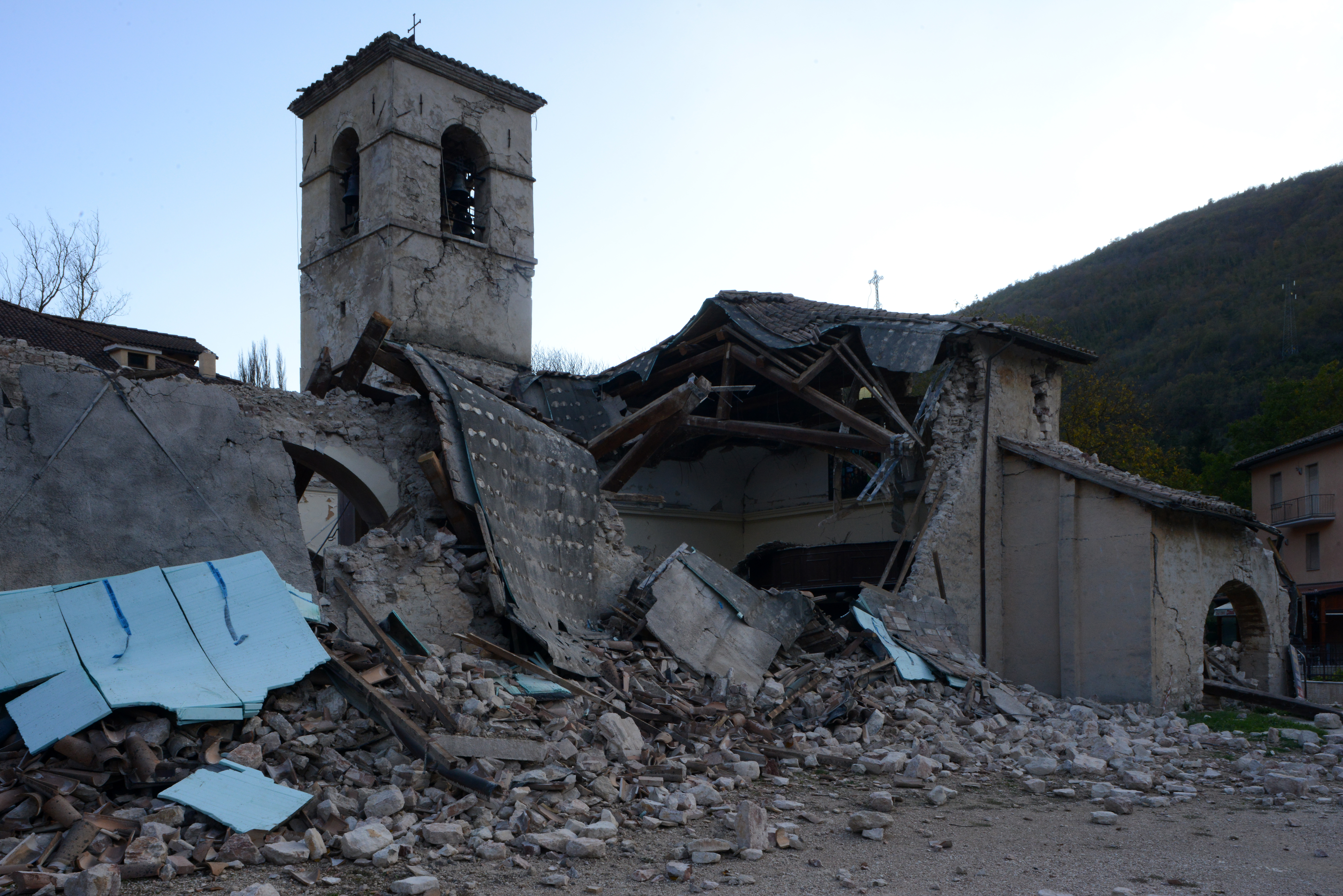 Súlyos károkat okozott Közép-Olaszországban a vasárnap reggeli földrengés