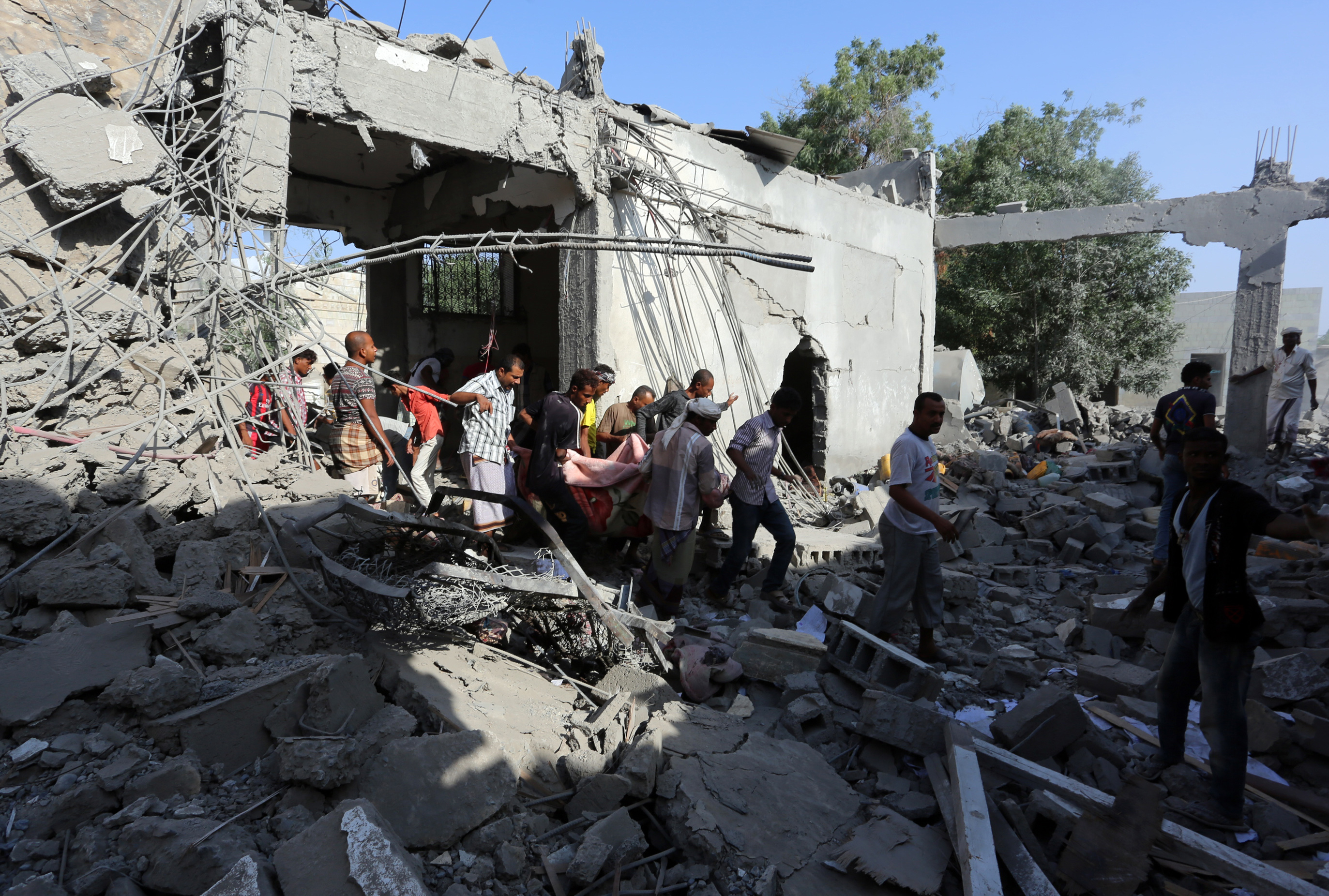 A szaúdiak szétbombáztak egy börtönt Jemenben