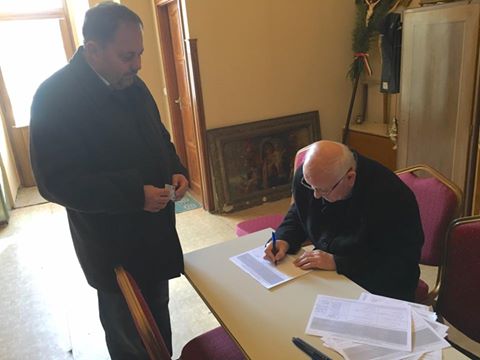 Az egyházzal együtt gyűjt aláírásokat a melegházasság ellen az egyik fideszes képviselő