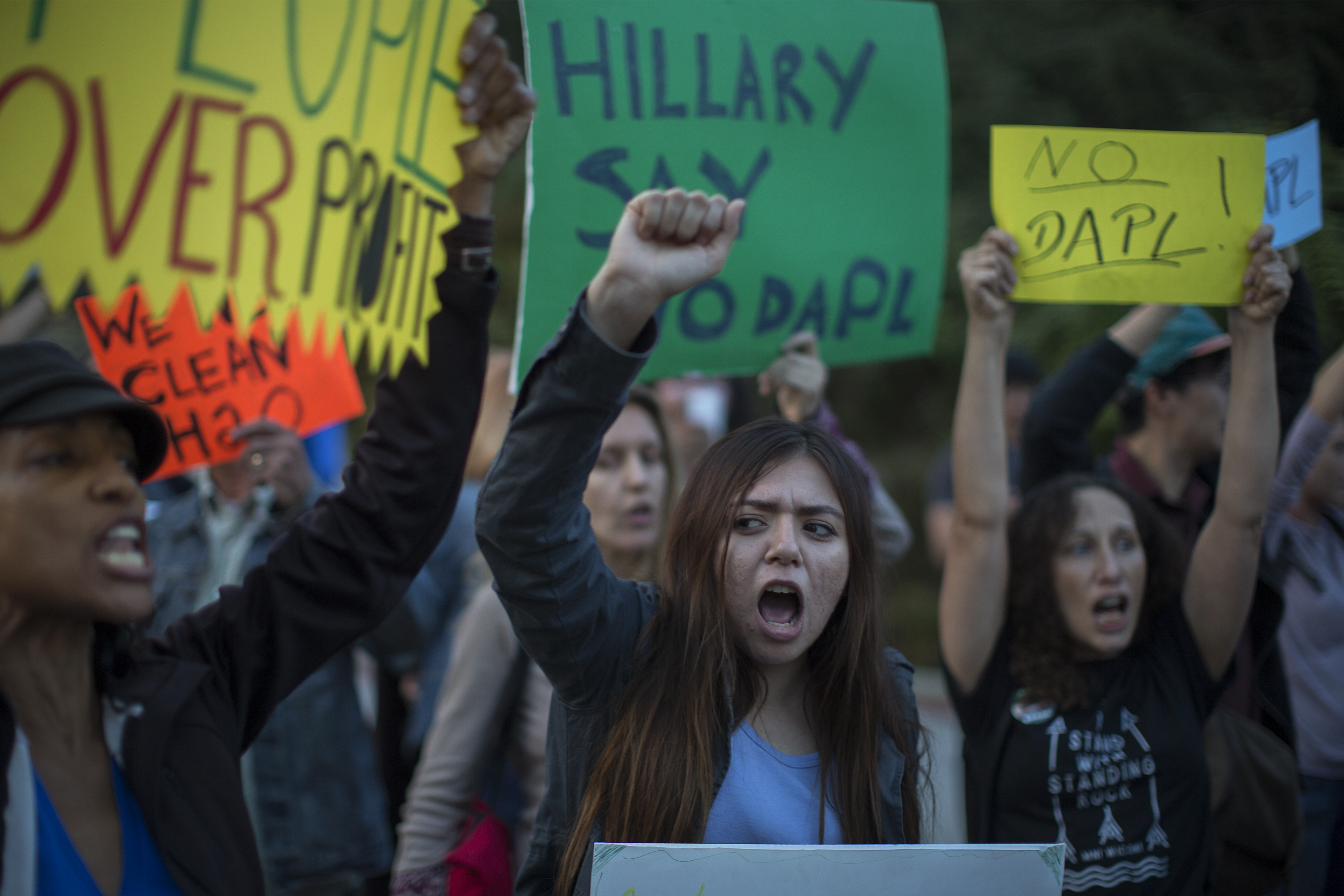 Hillary Clinton kiállását követelő tüntetők Kaliforniában, 2016 október 24-én (AFP PHOTO / DAVID MCNEW)