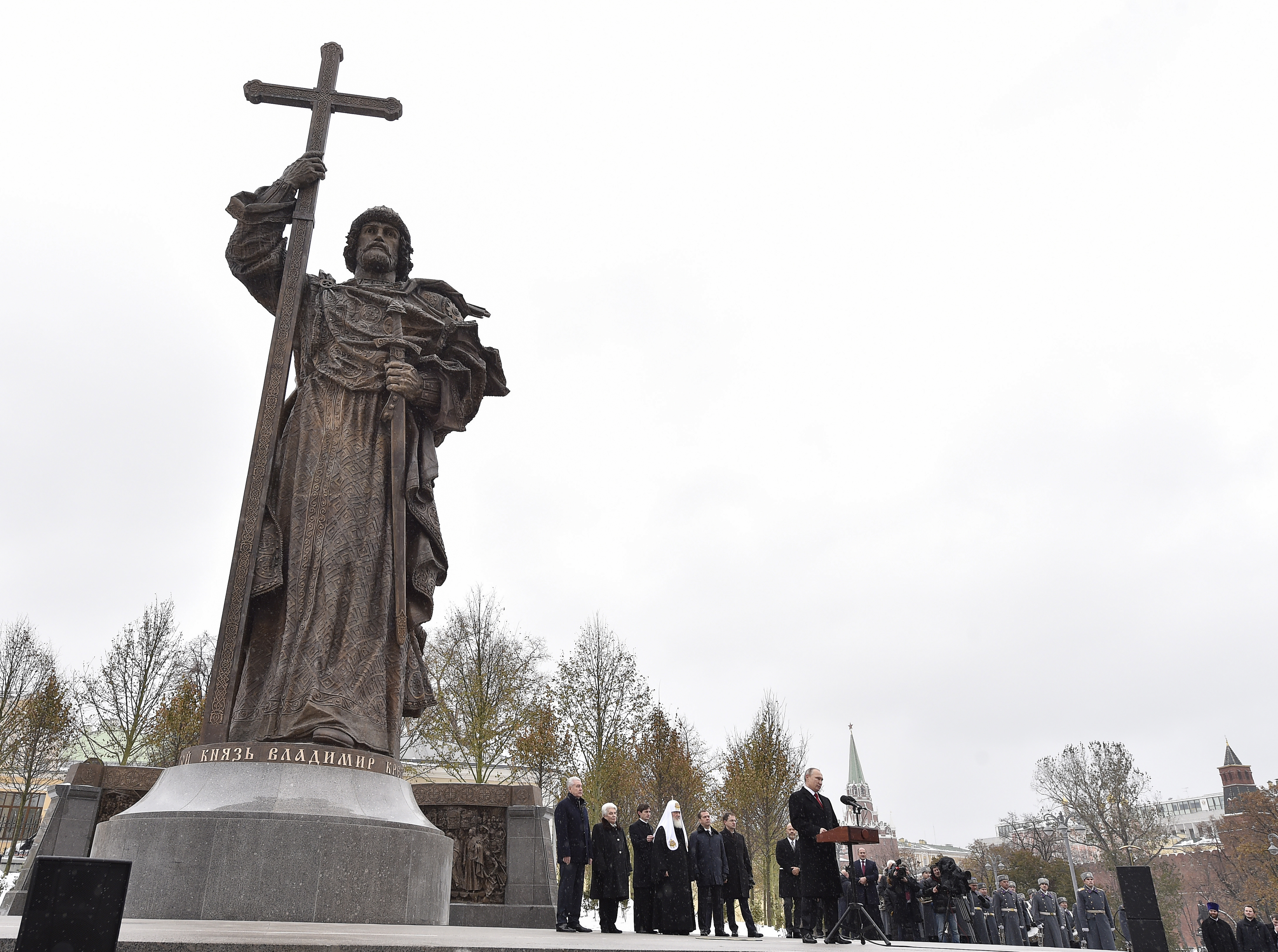Putyin szobrot avat a Kreml előtt, 2016 november 4-én. Fotó: AFP / Natalia KOLESNIKOVA