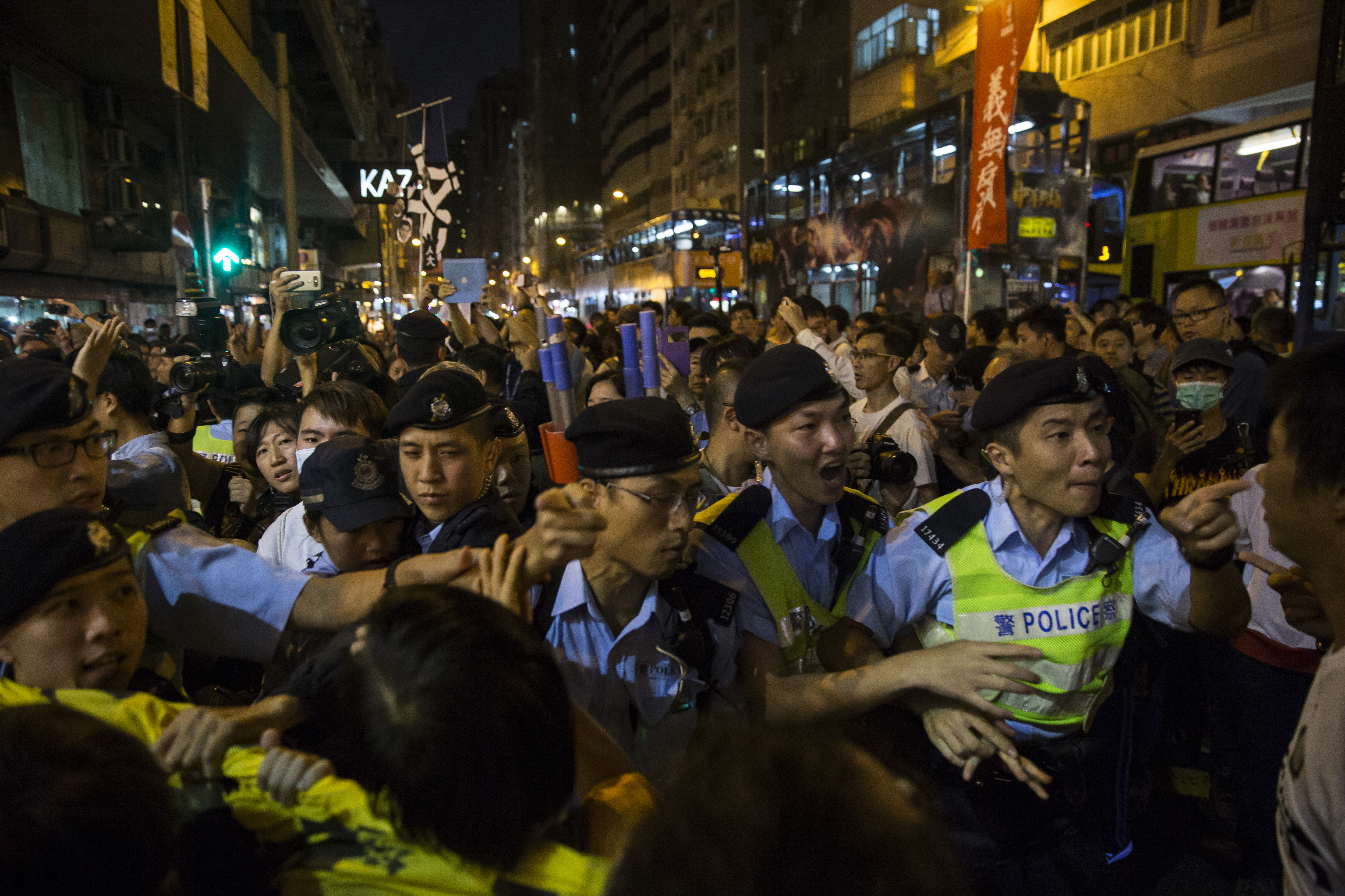 Újraindulhatnak a Kína-ellenes tüntetések Hongkongban, miután Peking demokráciapárti képviselőket tiltott ki a parlamentből