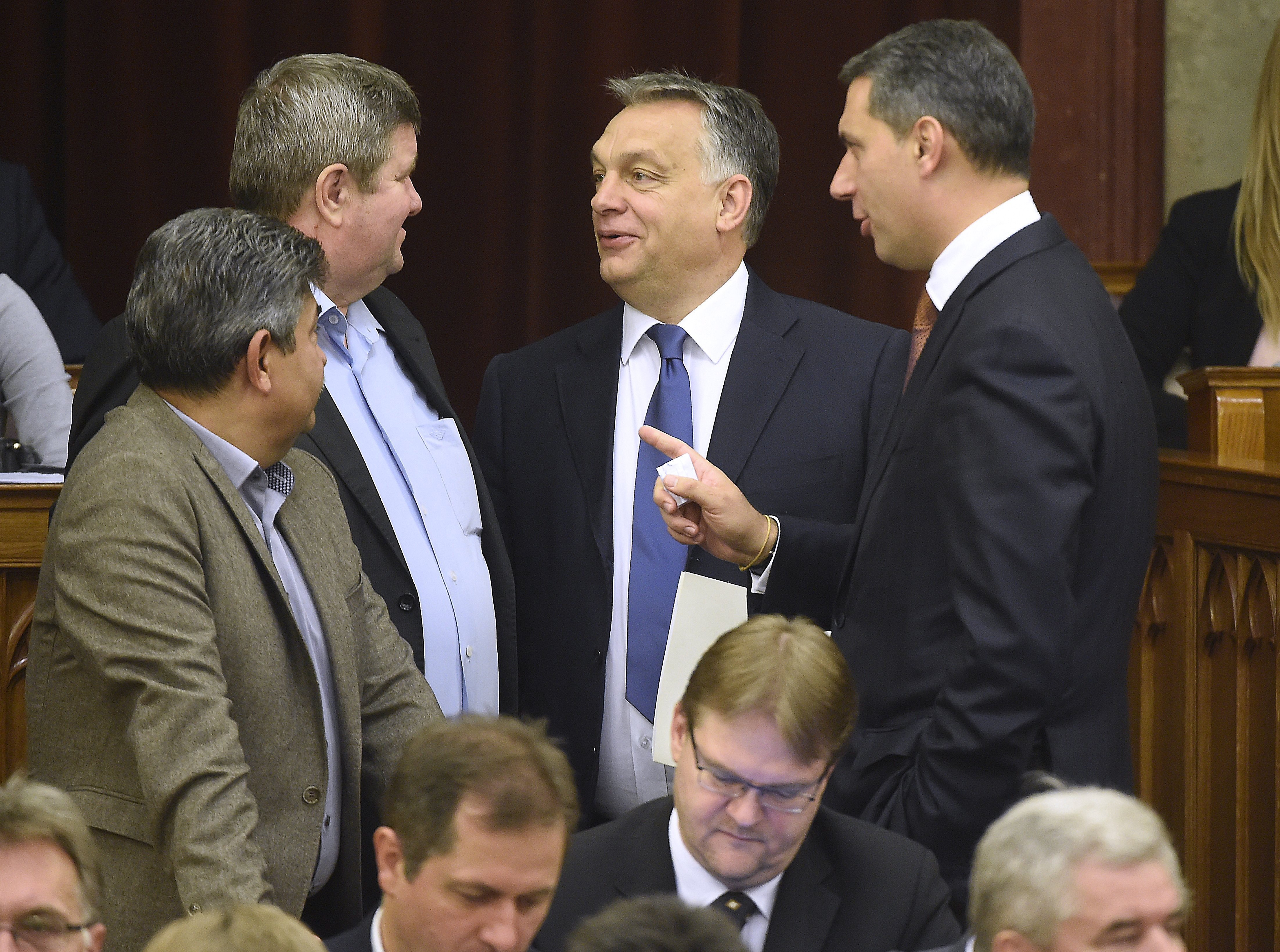 Orbán Viktor miniszterelnök, Lázár János, Tállai András és Varga József fideszes képviselõ   az alaptörvény hetedik módosításának végszavazása elõtt az Országgyûlés plenáris ülésén 2016. november 8-án.