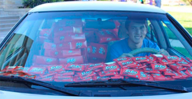 Kilopták a csokit a kocsijából, kapott helyette hatezerötszázat
