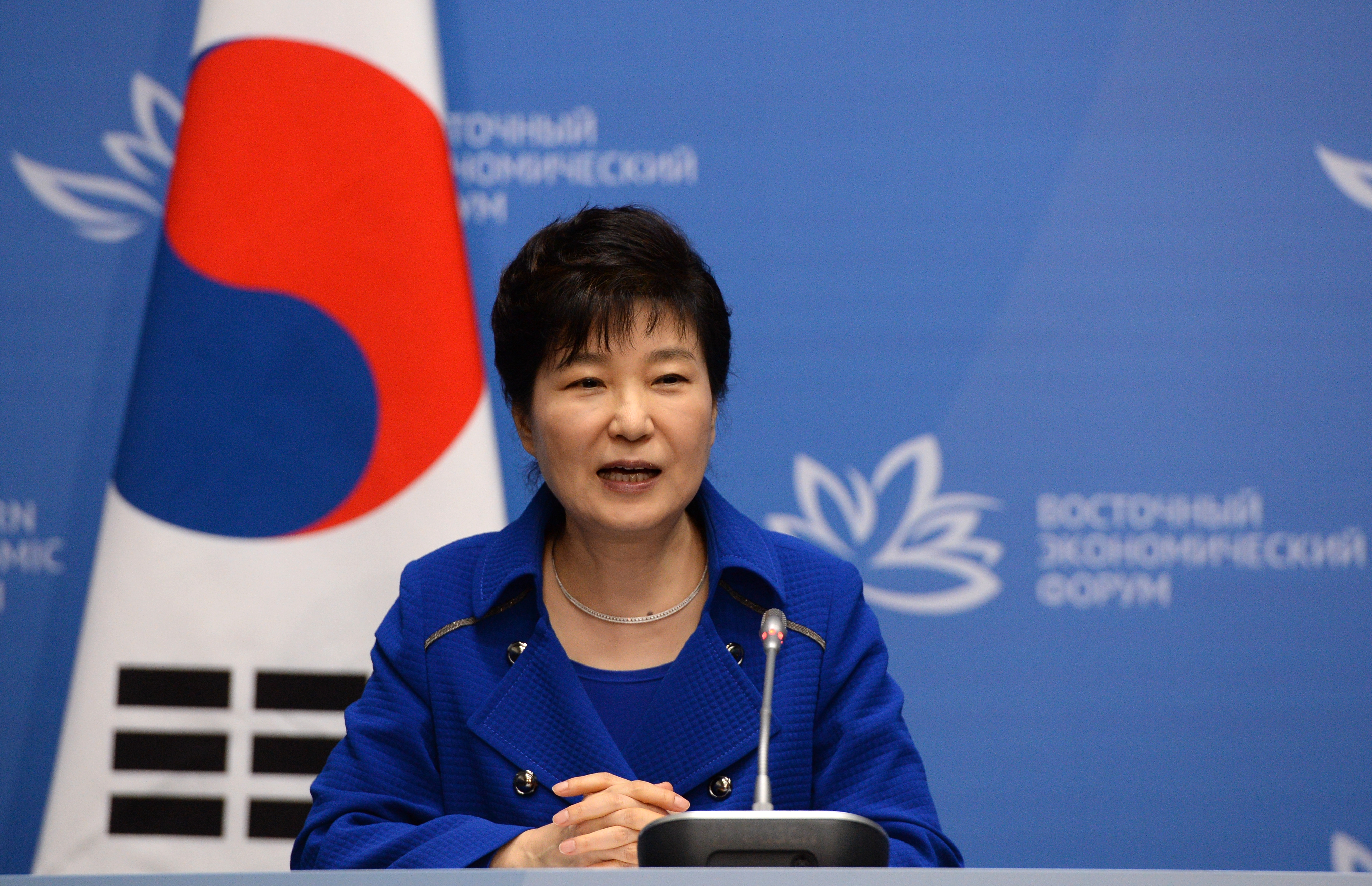 Dél-koreai csúcsmenedzsereket hallgattak ki az elnök korrupciós botrányában