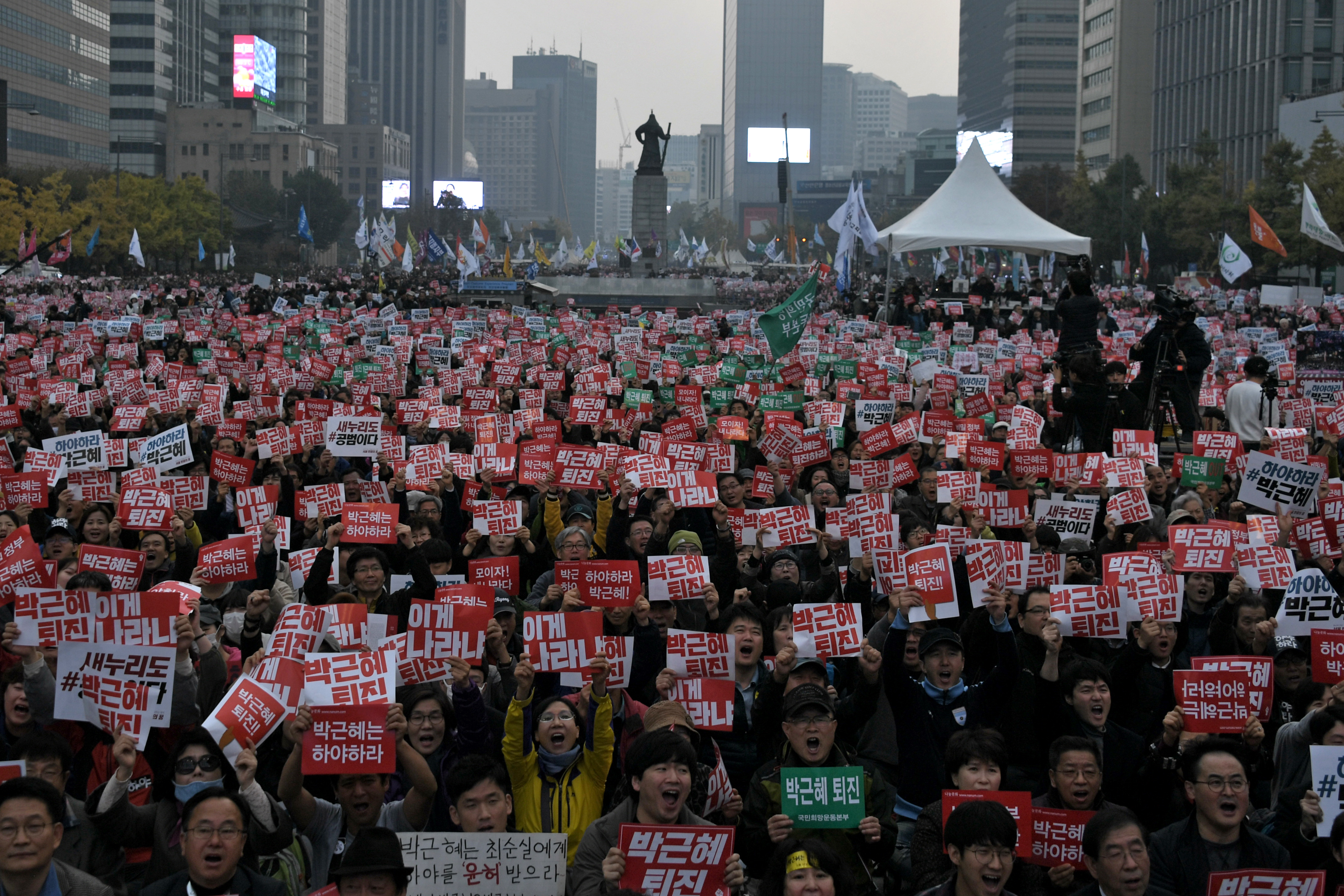 Közel egymillióan vonultak az utcára a korrupció miatt Dél-Koreában
