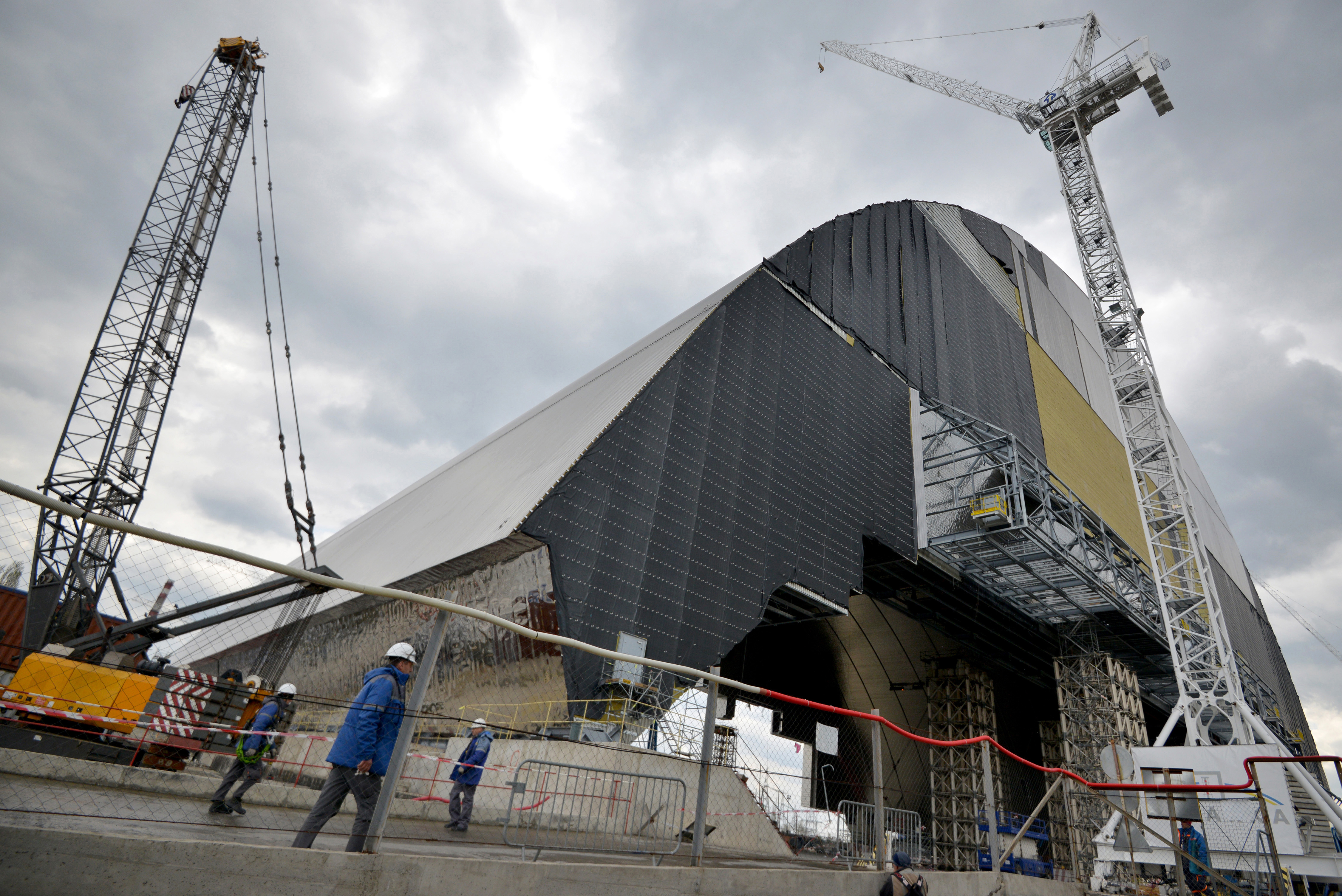 Elkezdték a sérült reaktorra rátolni Csernobil új acélszarkofágját