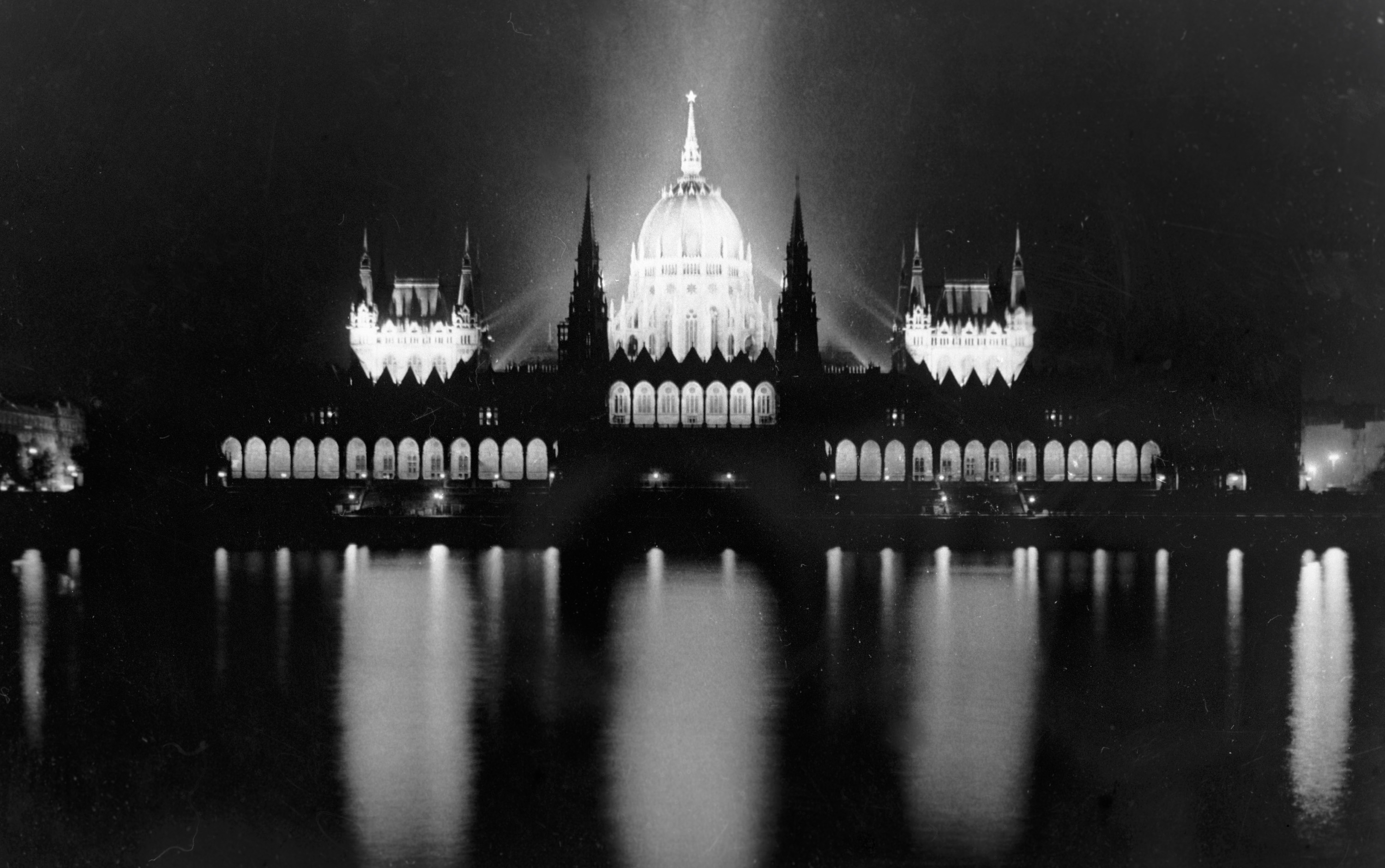 A Parlament éjszaka 1972-ben (Fotó: RIA Novosti / Sputnik)