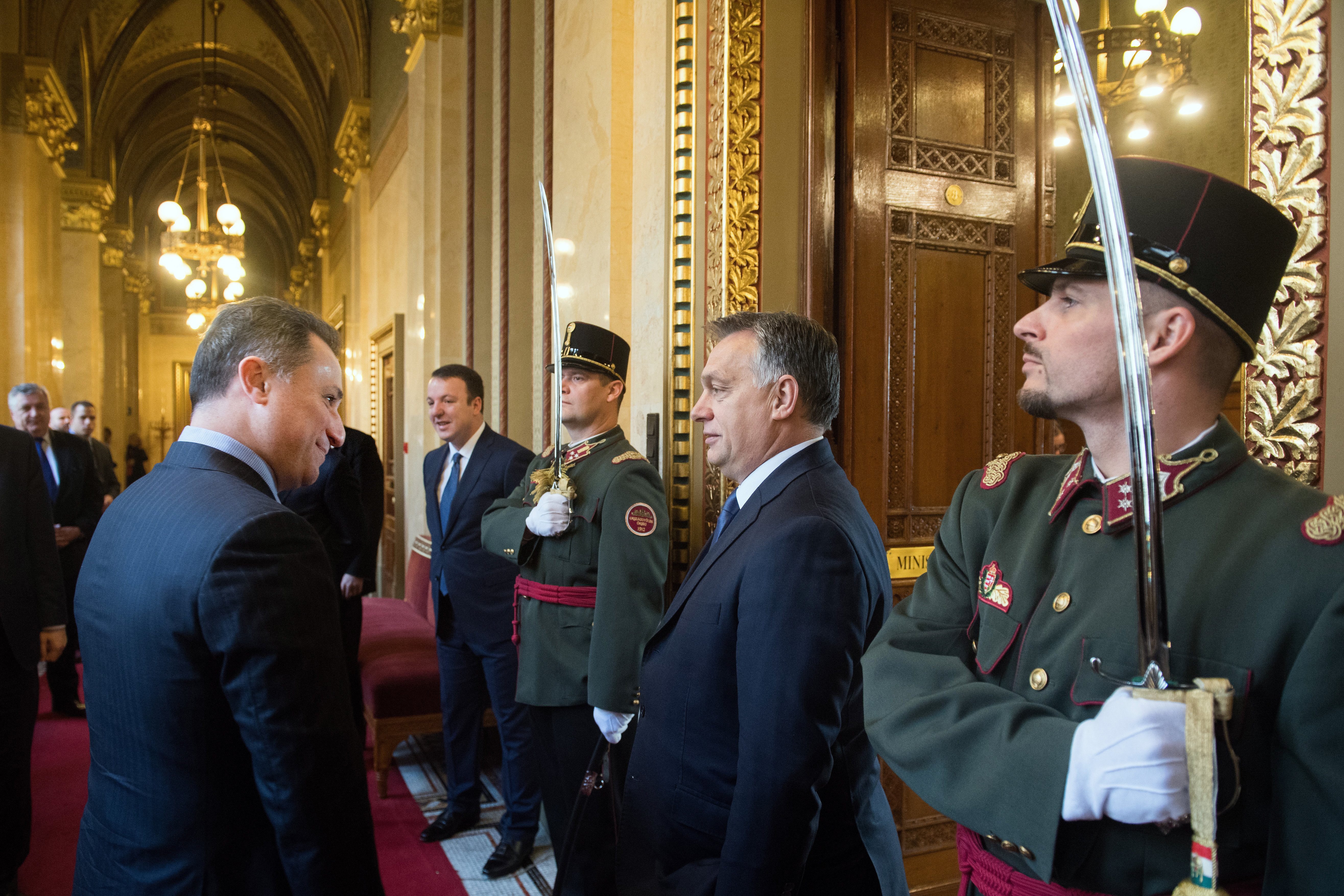 Orbán Viktor miniszterelnök  fogadja Nikola Gruevszkit, Macedónia azóta újra megválasztott miniszterelnökét a Parlament Nándorfehérvári terménél 2016. november 18-án.