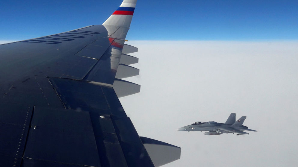 Három F18-as kísérte Putyin gépét Svájc fölött